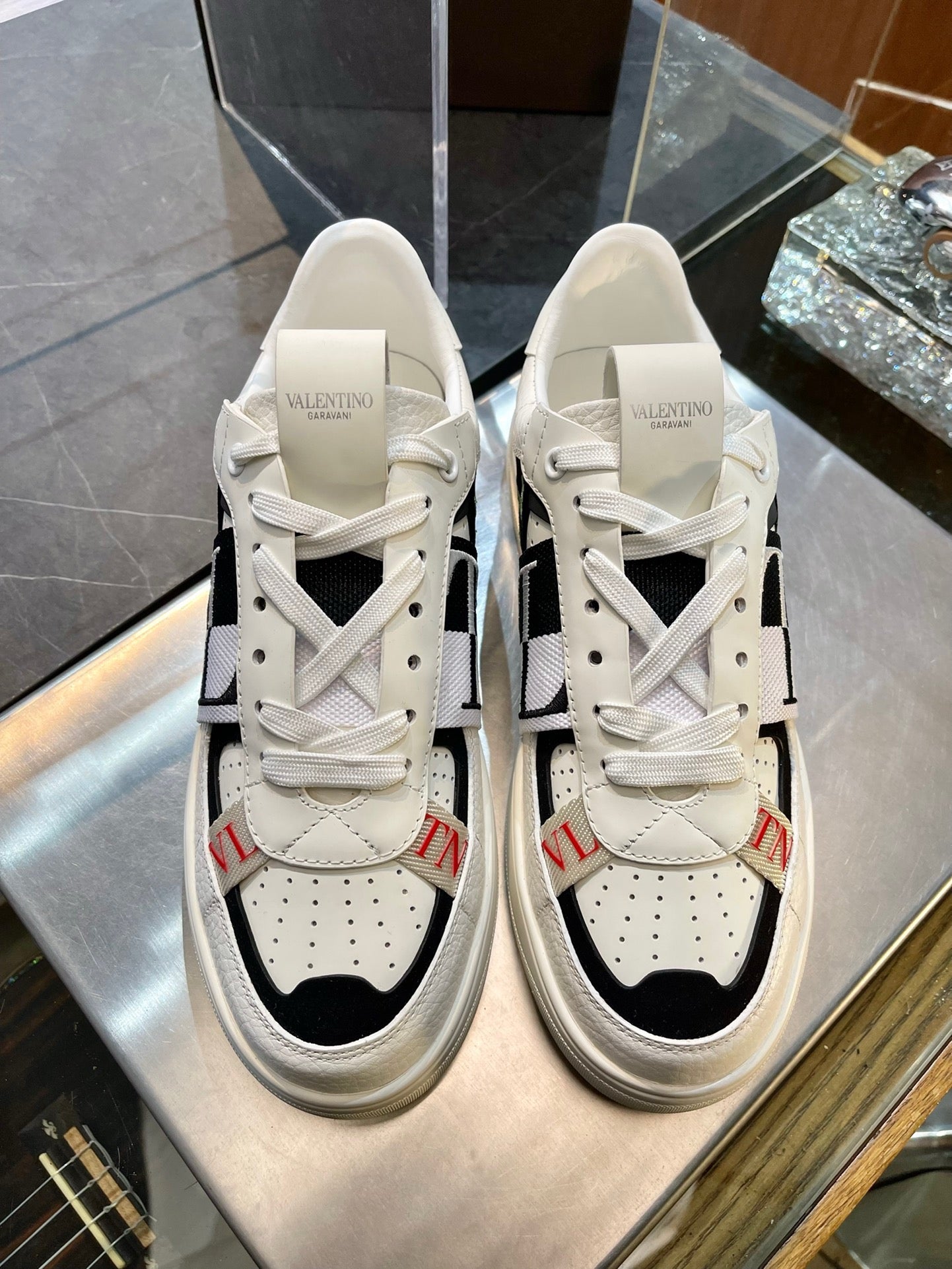 Weiße schwarze Schuhe