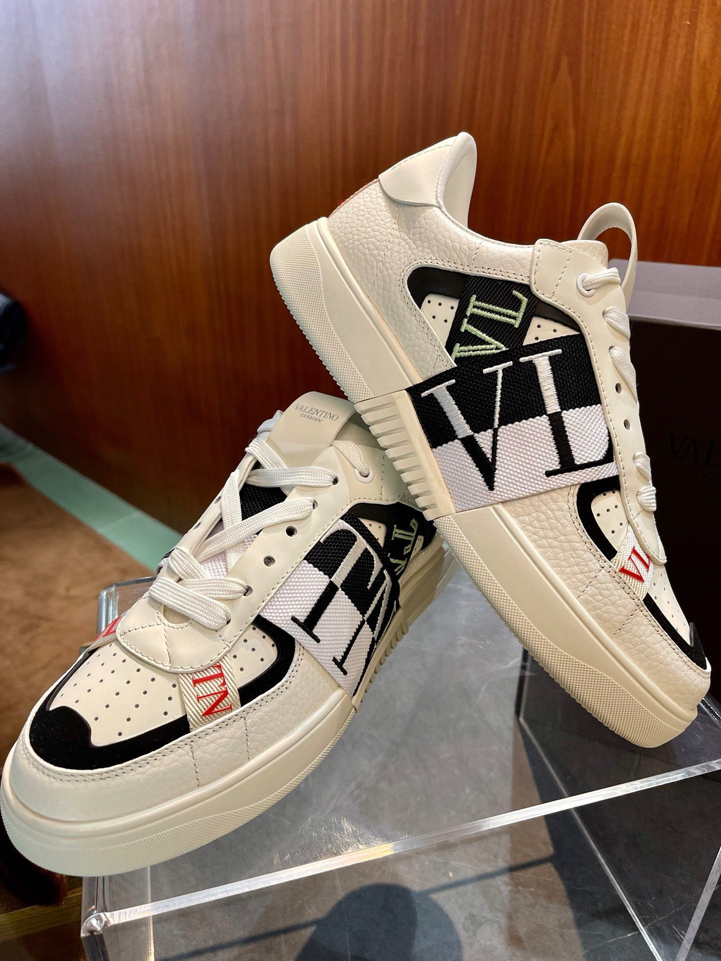 Weiße schwarze Schuhe