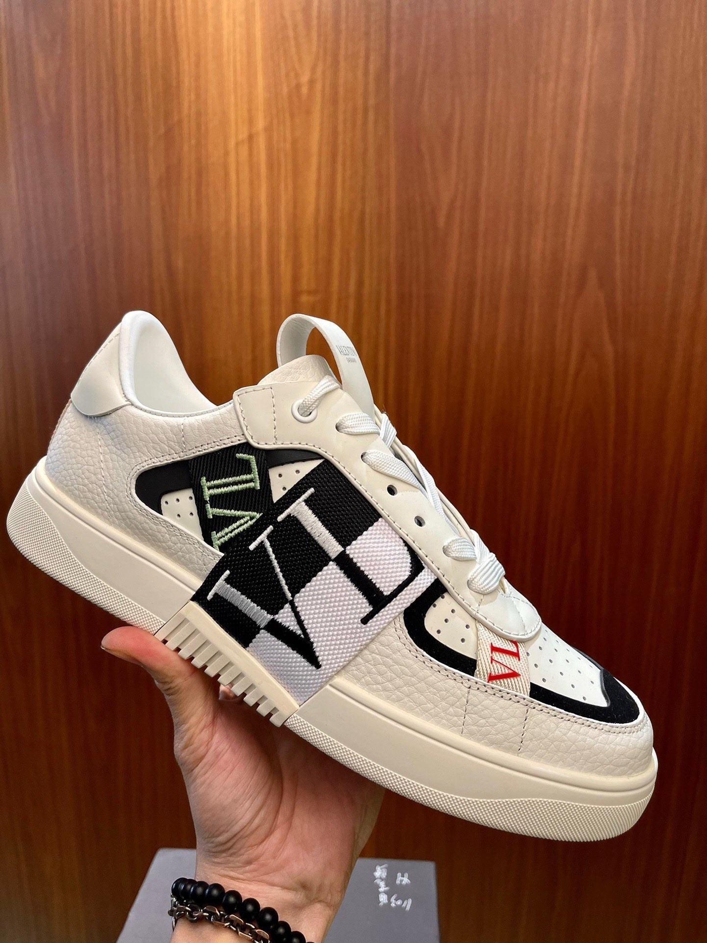 Weiße schwarze Schuhe