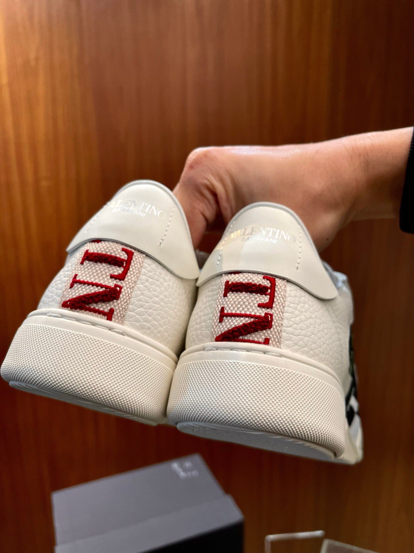 Weiße schwarze Schuhe