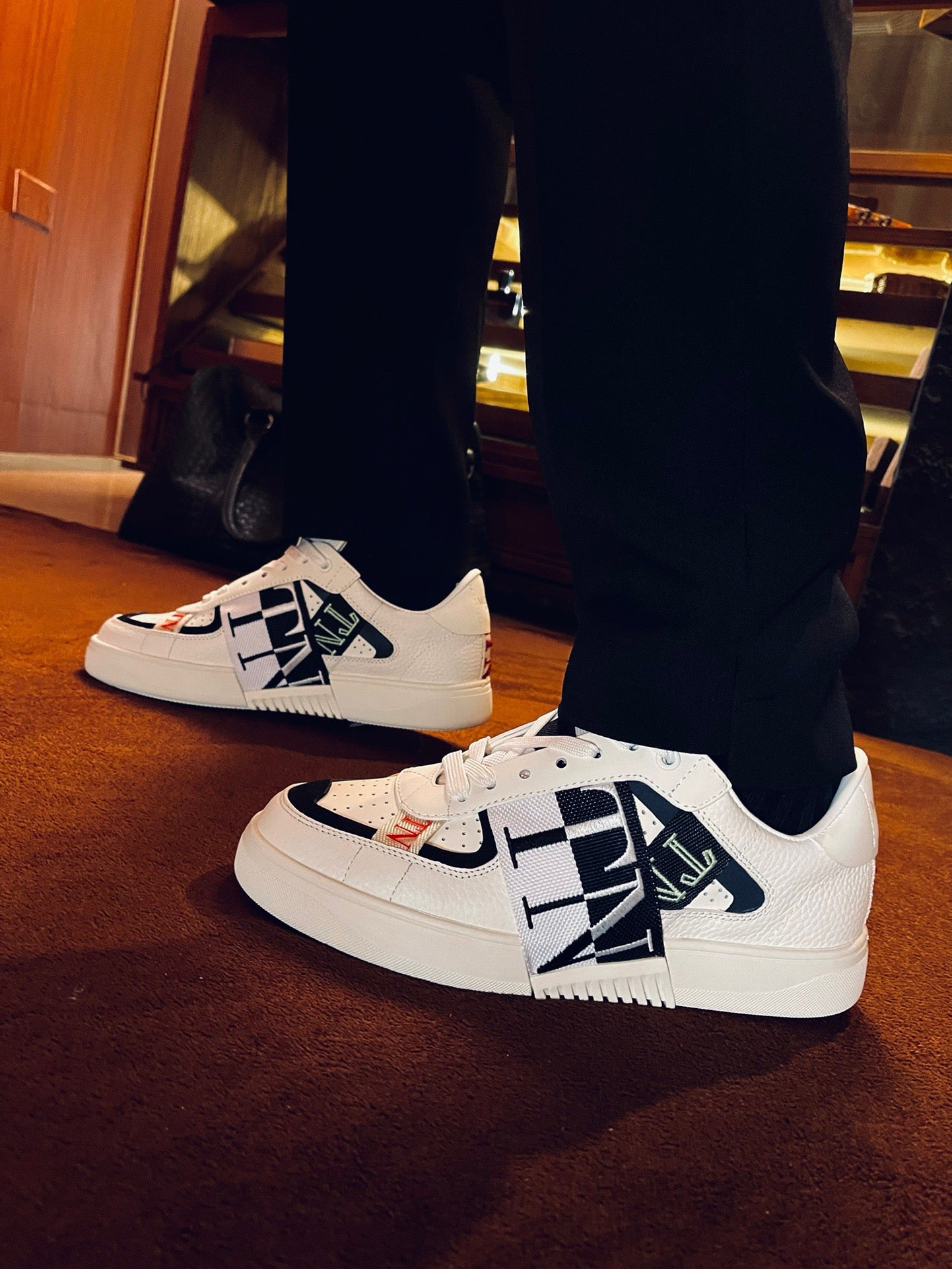 Weiße schwarze Schuhe