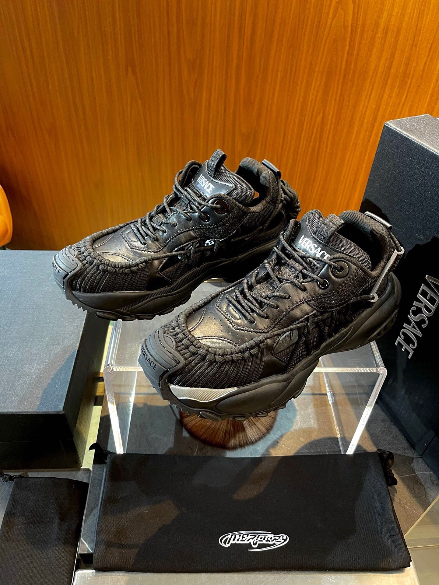 Schwarze und weiße Schuhe