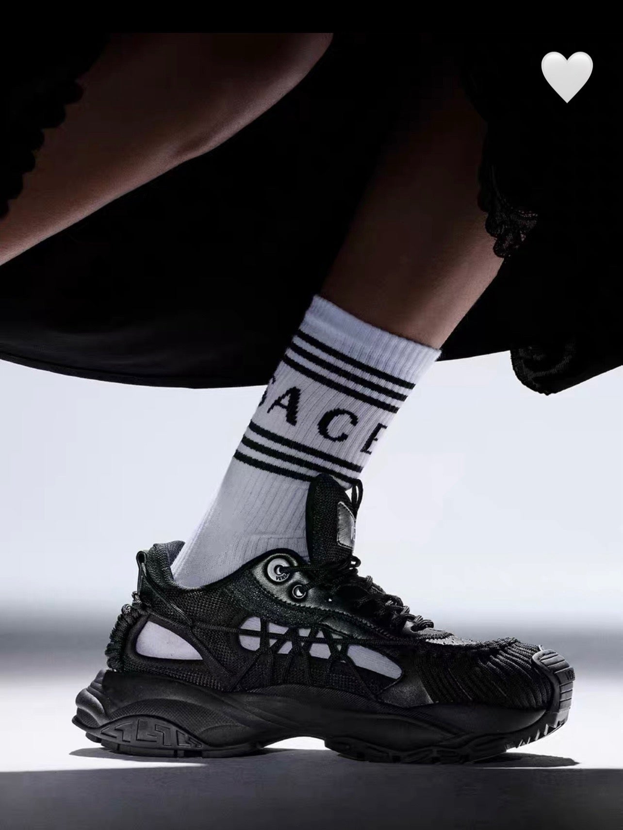 أحذية باللونين الأبيض والأسود