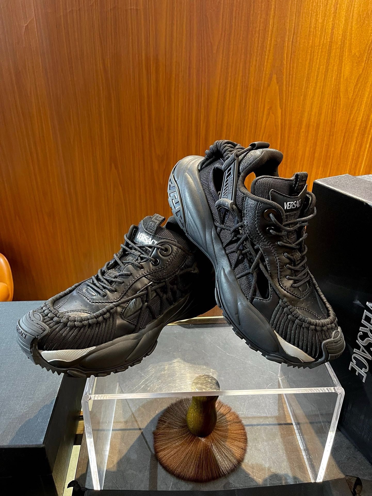 Schwarze und weiße Schuhe