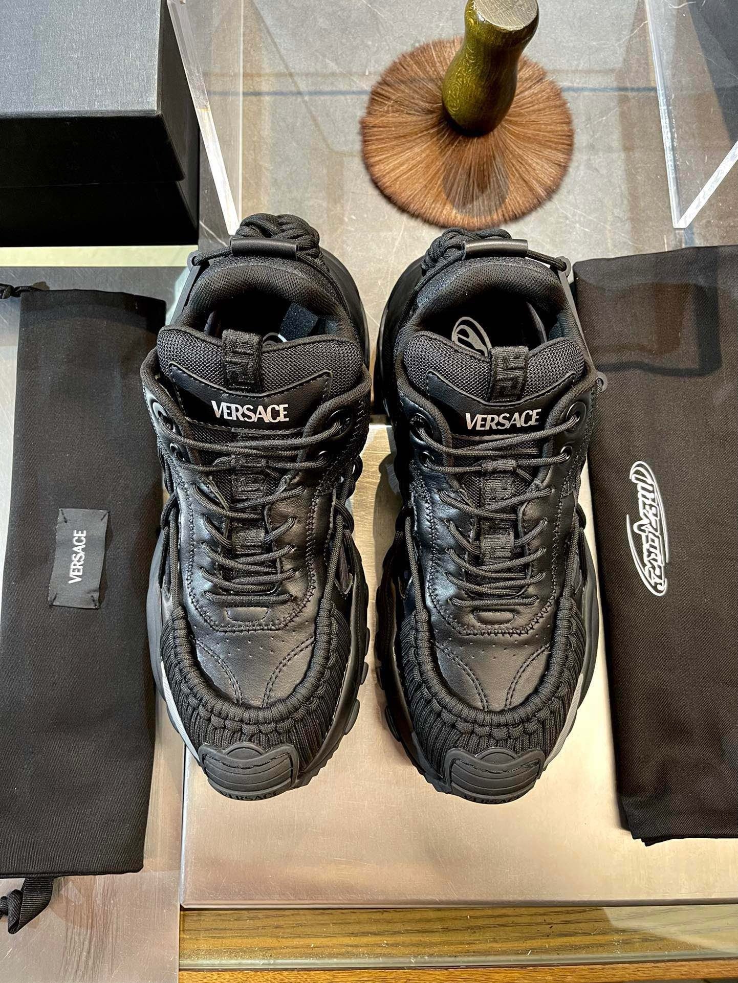 Schwarze und weiße Schuhe