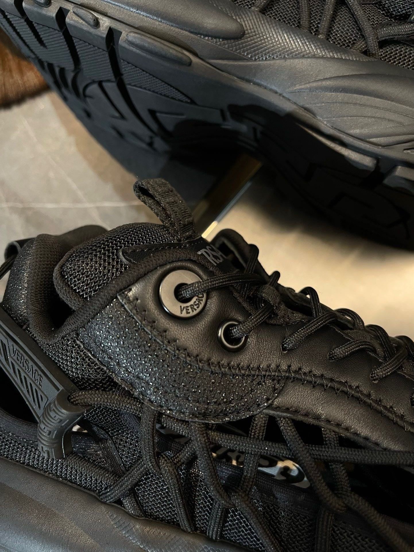 أحذية باللونين الأبيض والأسود