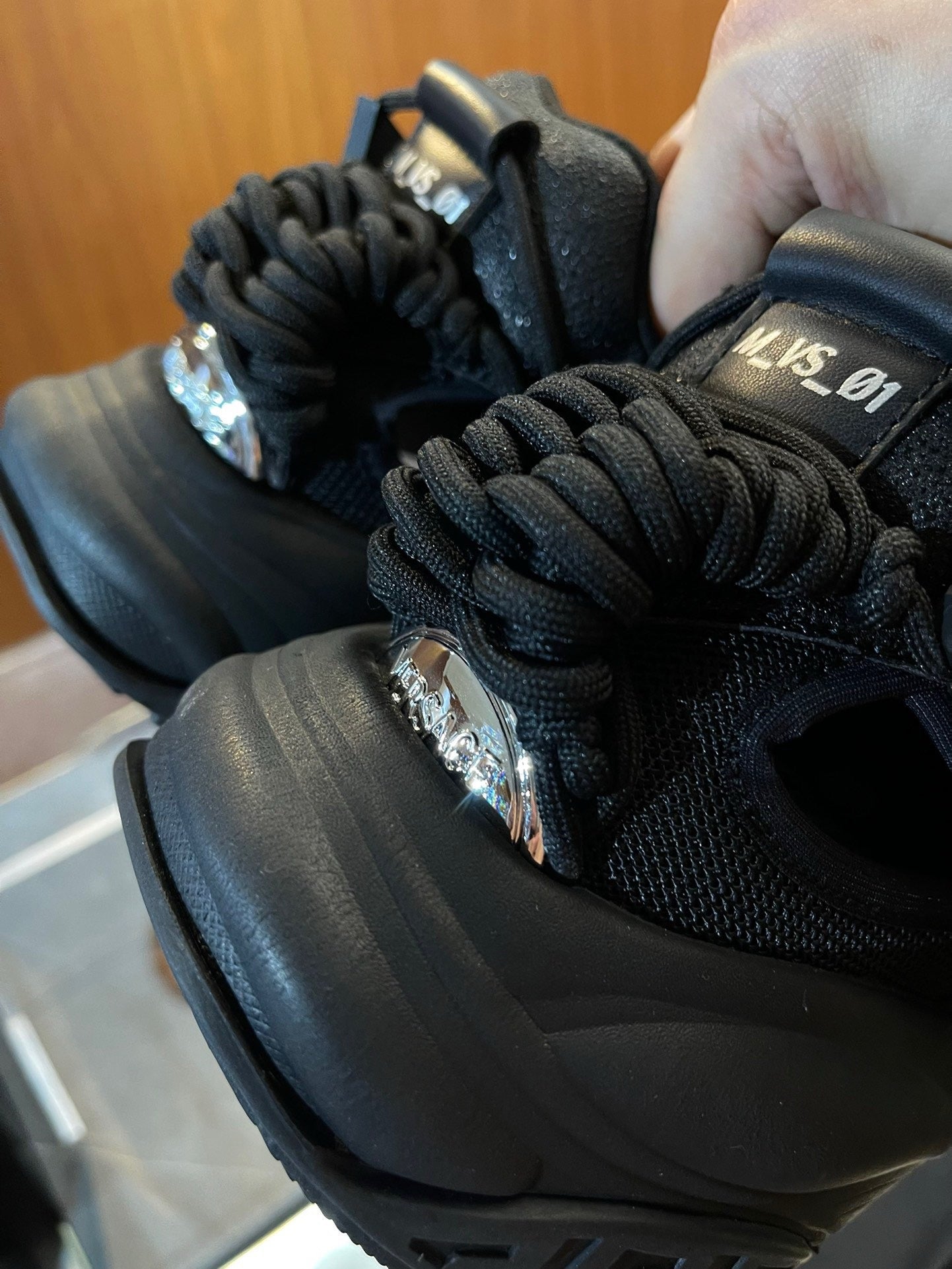 Schwarze und weiße Schuhe