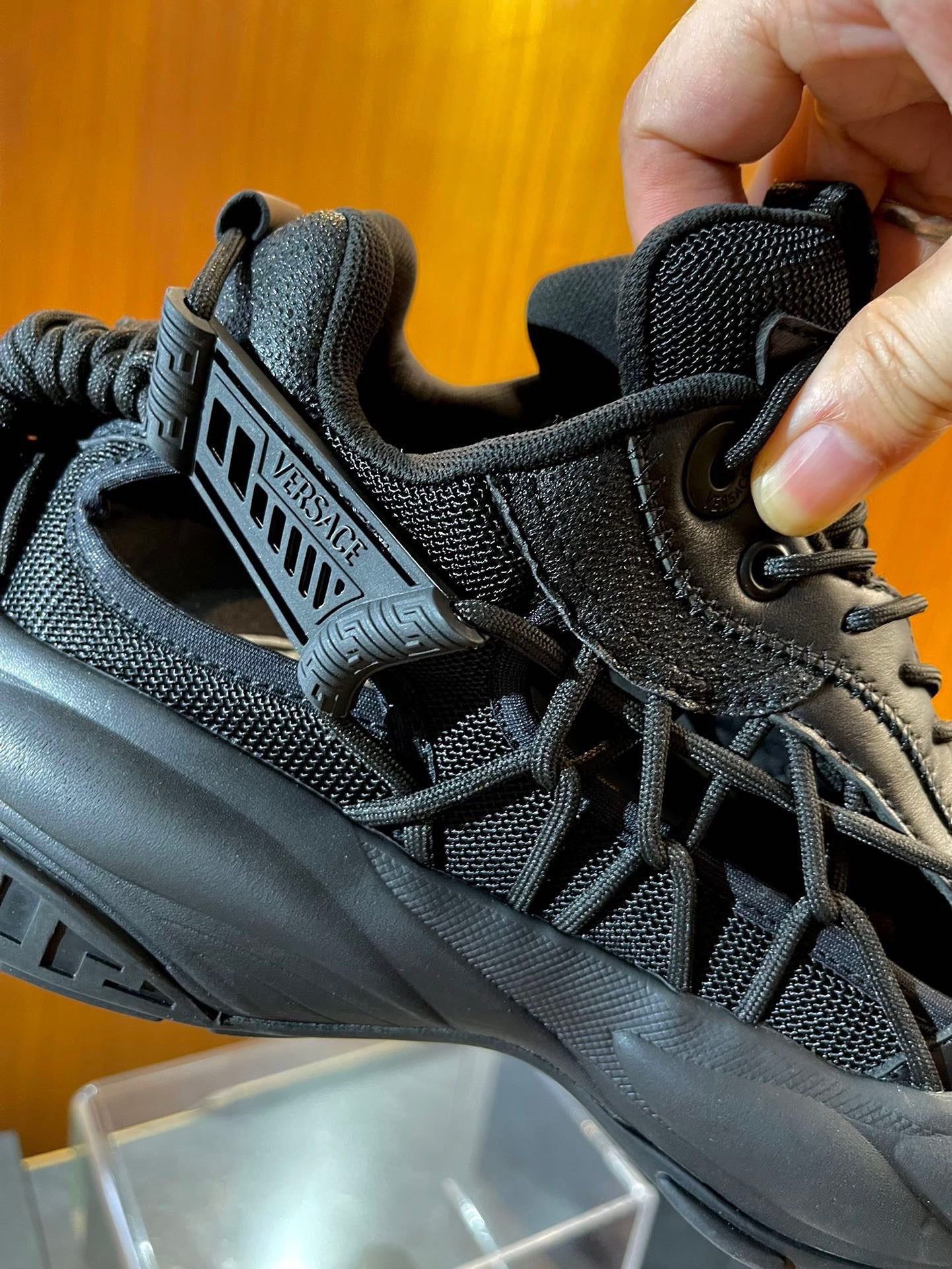 Schwarze und weiße Schuhe