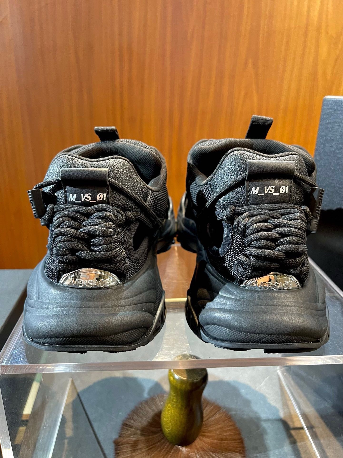 Schwarze und weiße Schuhe