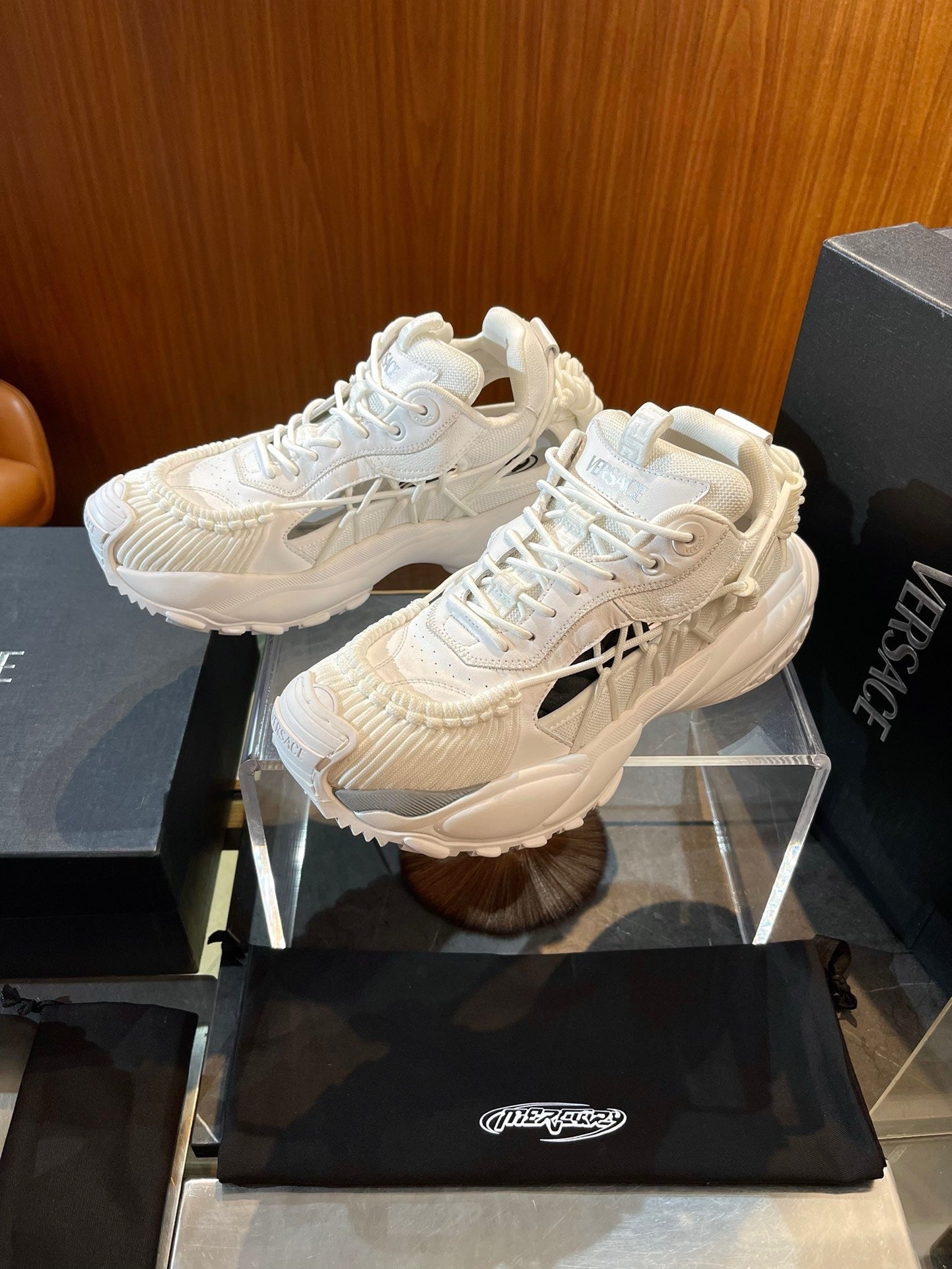 Schwarze und weiße Schuhe