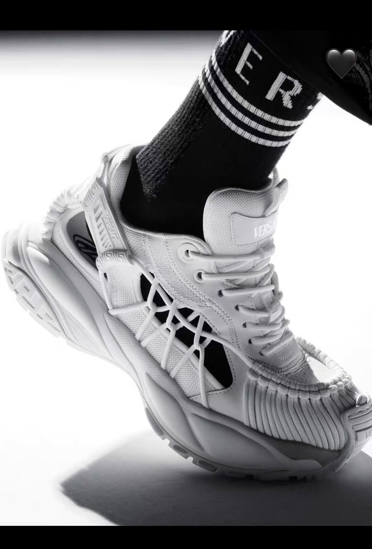 Schwarze und weiße Schuhe