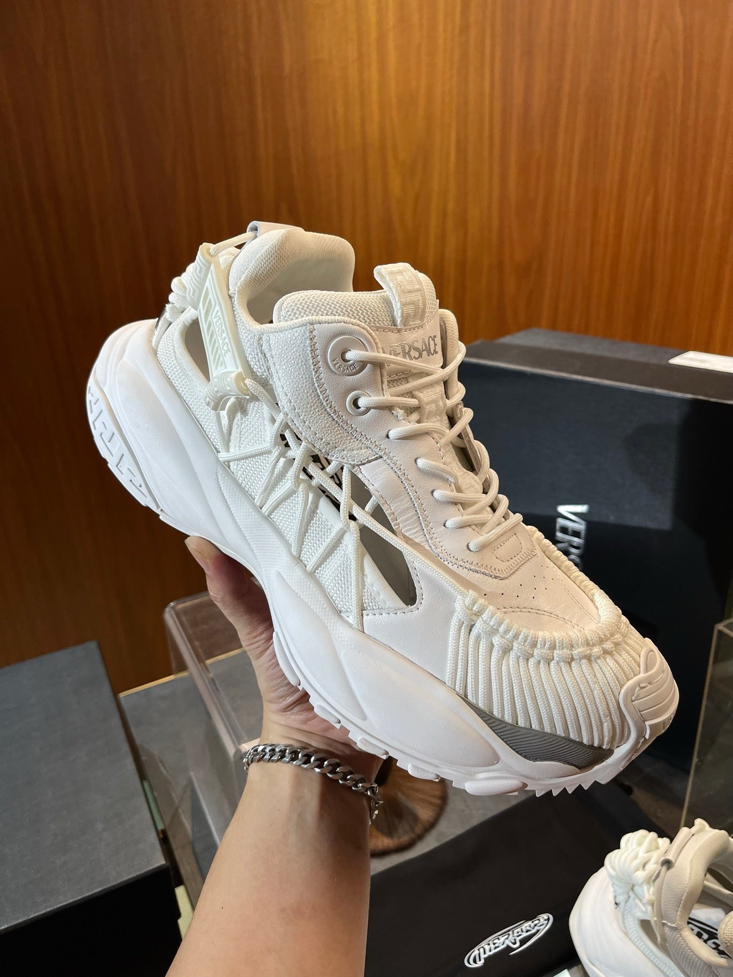 Schwarze und weiße Schuhe
