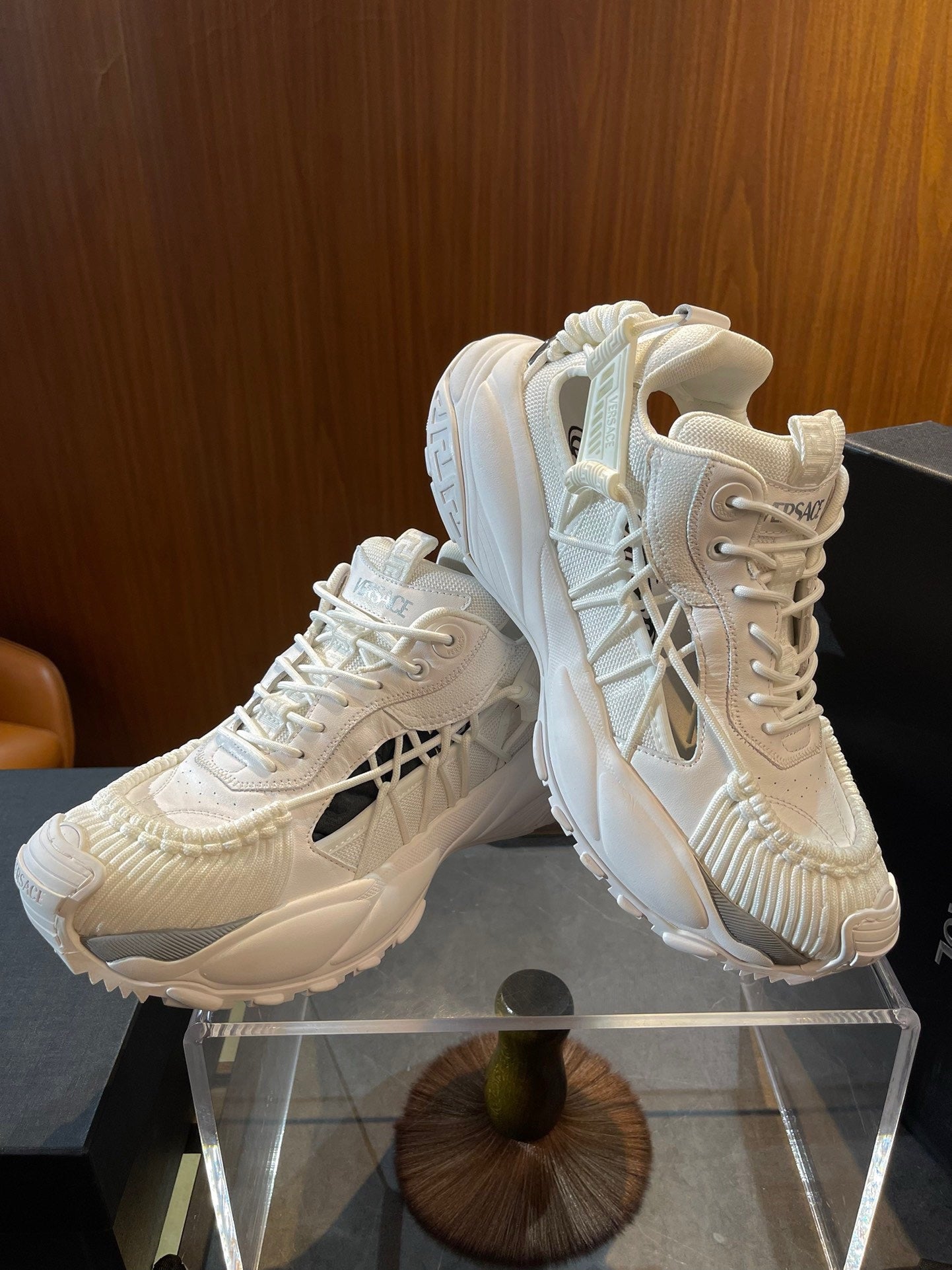 Schwarze und weiße Schuhe