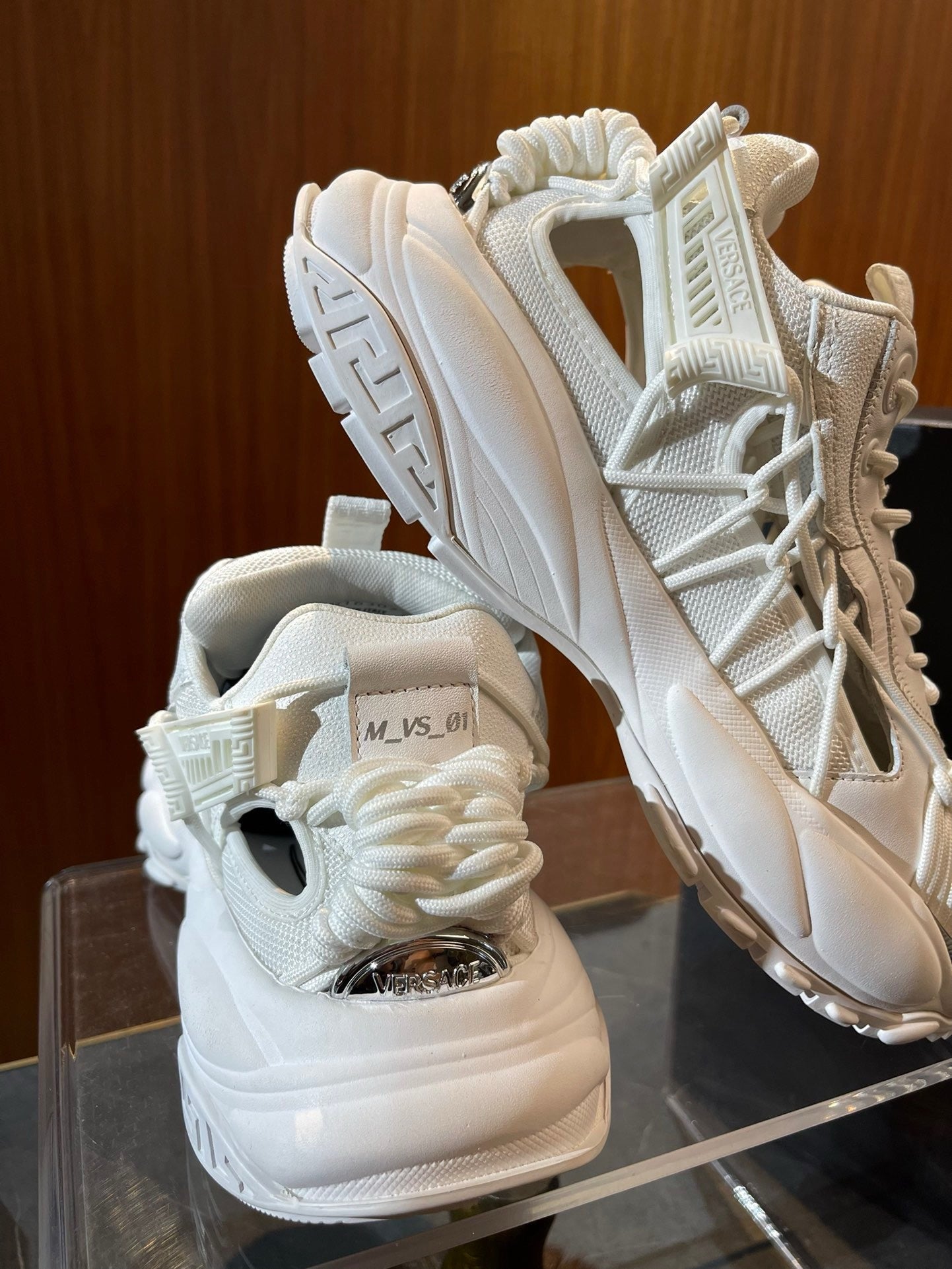 Schwarze und weiße Schuhe