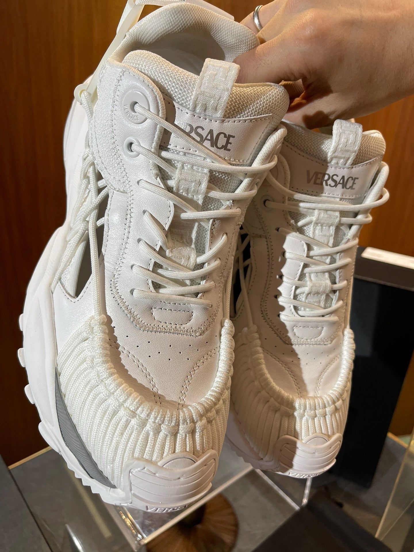 أحذية باللونين الأبيض والأسود