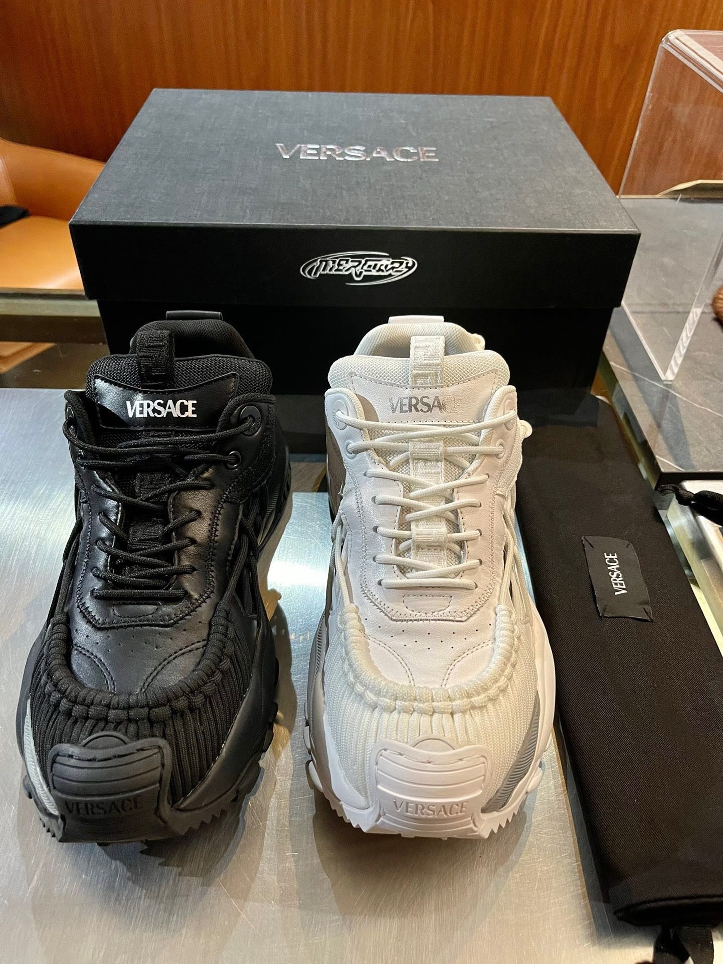 Schwarze und weiße Schuhe