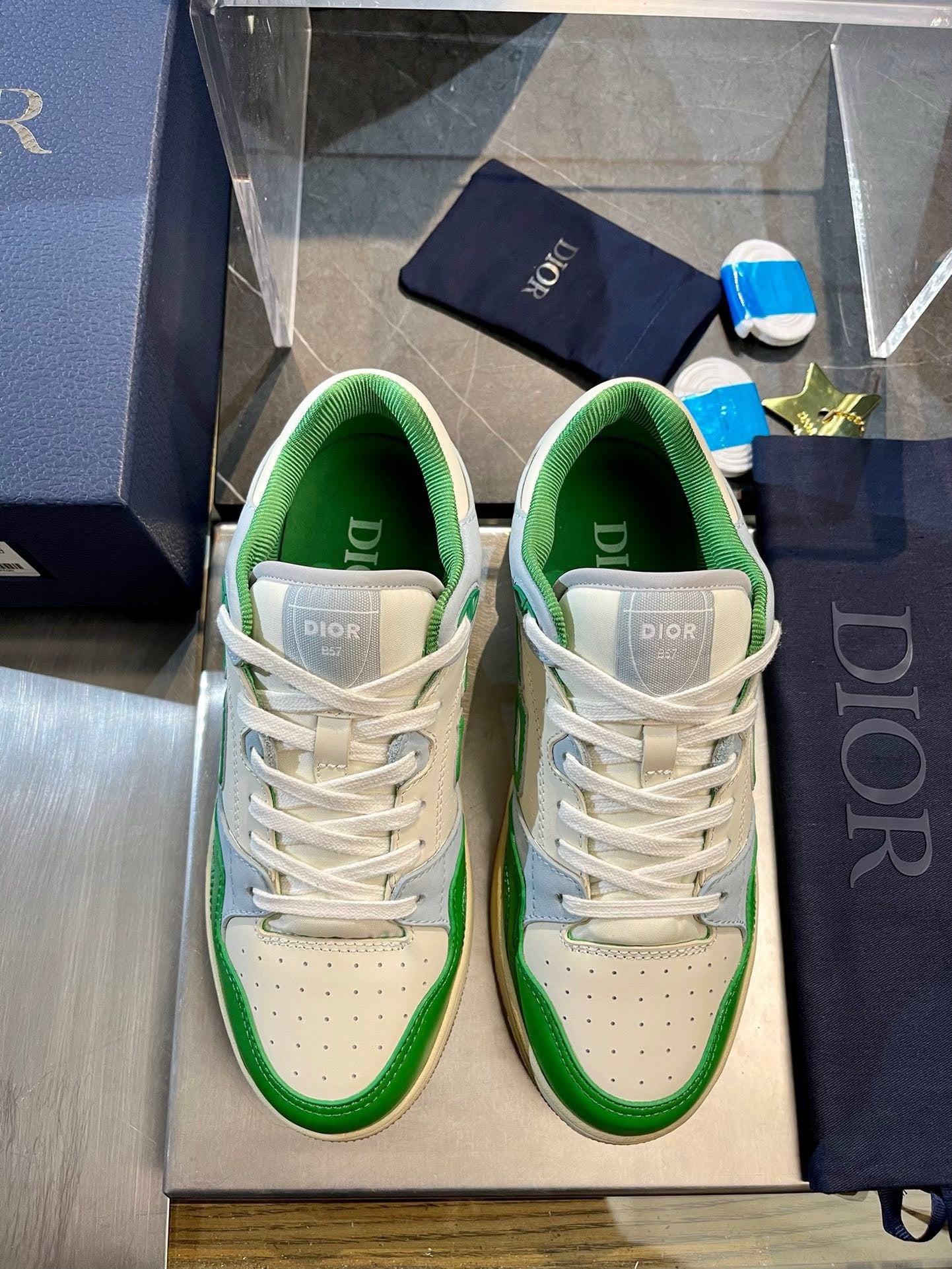Mehrfarbige Schuhe