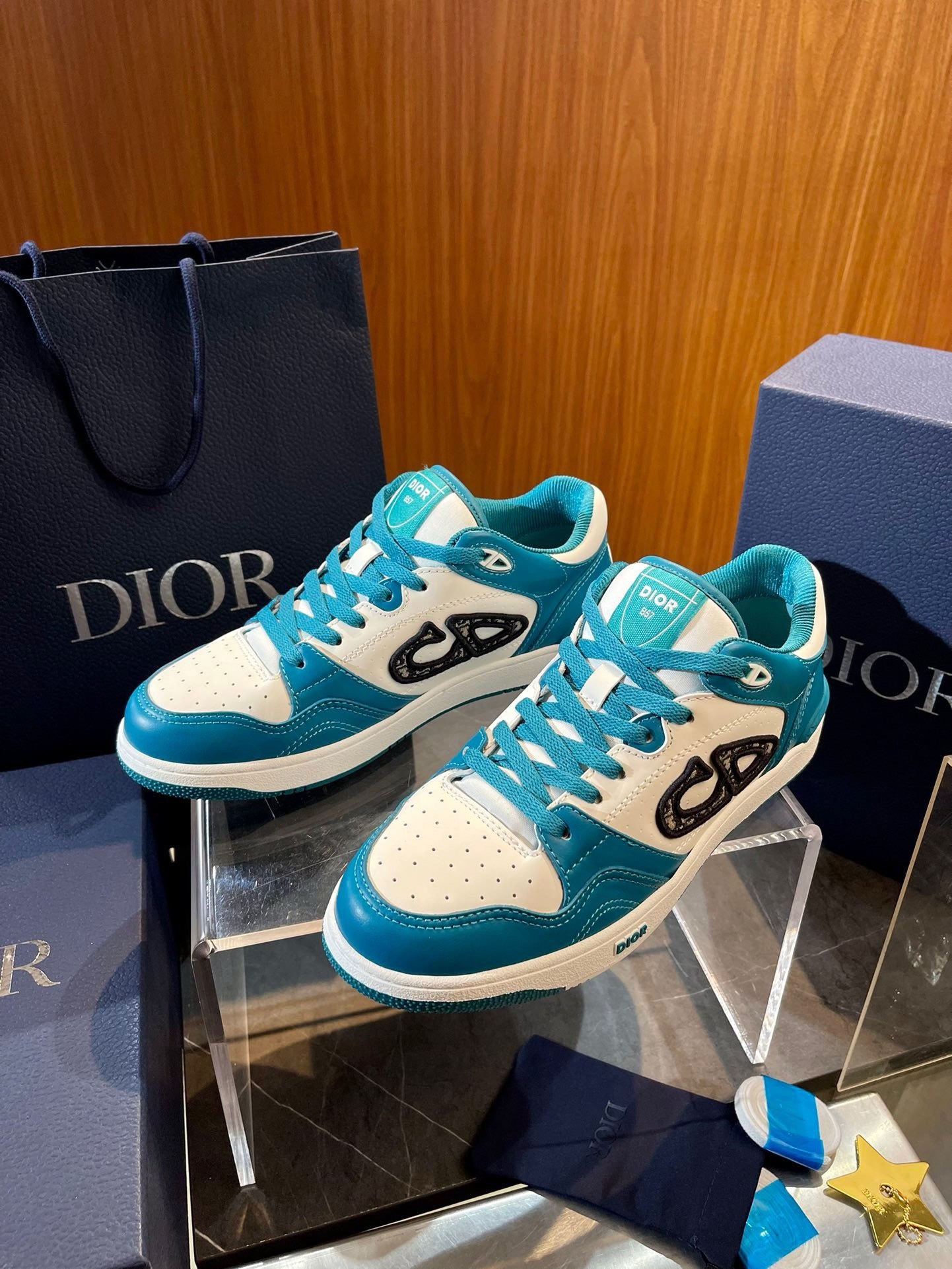 Mehrfarbige Schuhe