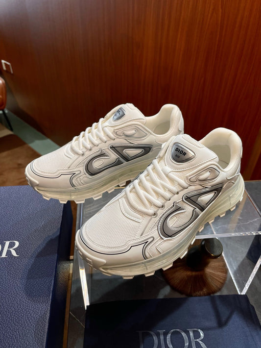 أحذية متعددة الألوان