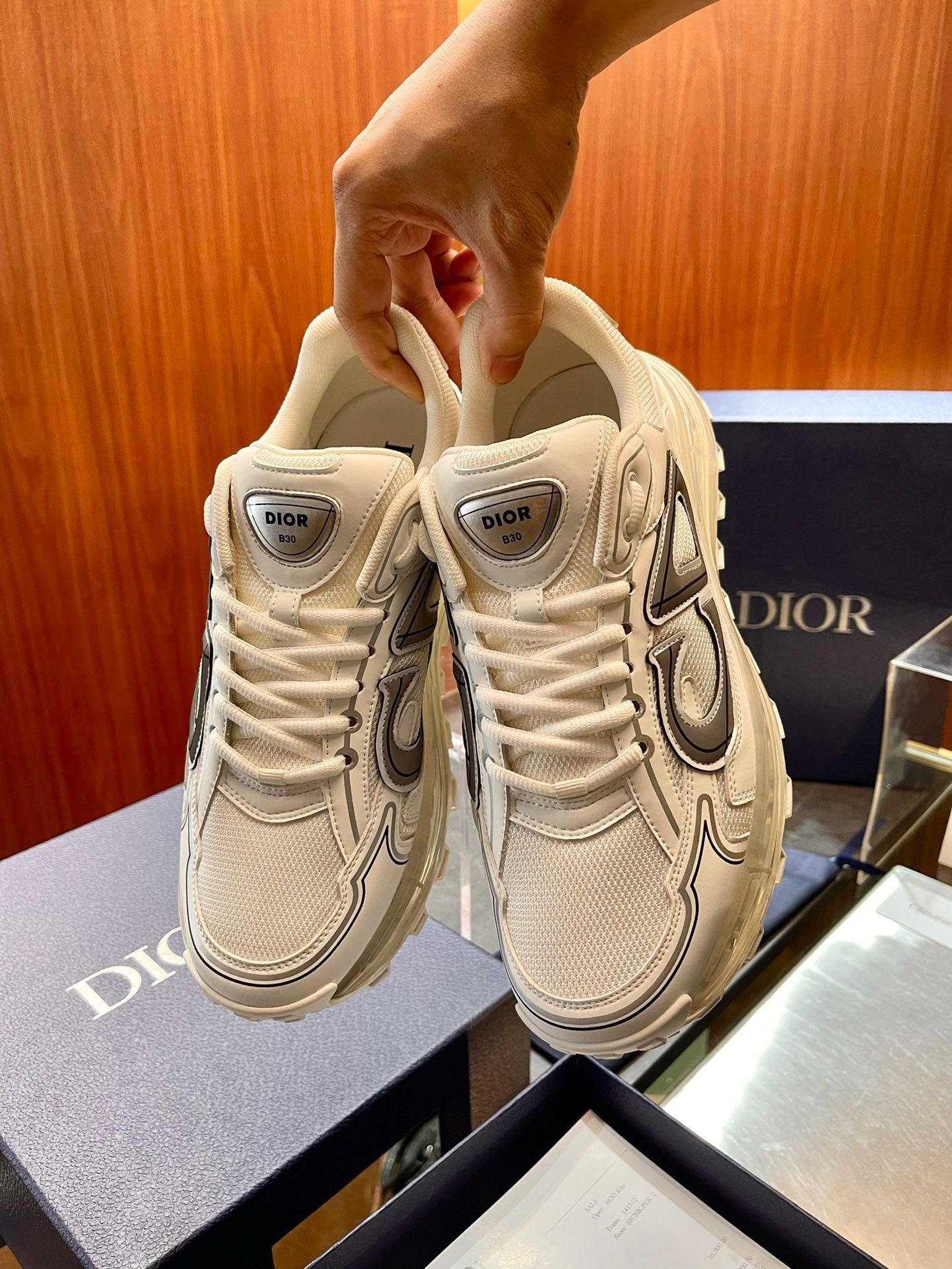 أحذية متعددة الألوان