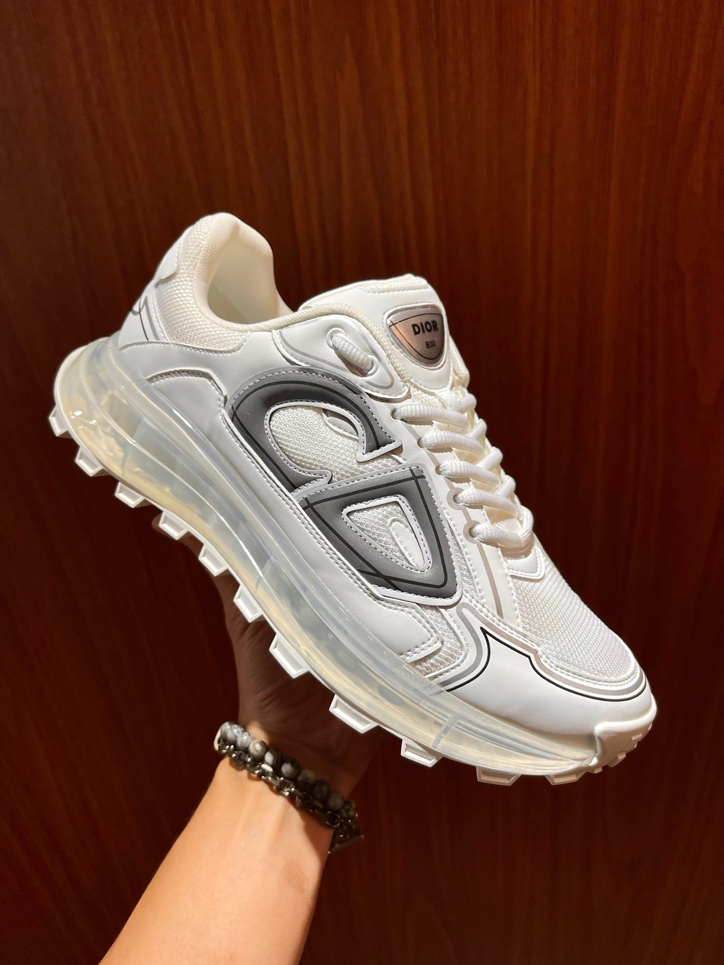 أحذية متعددة الألوان