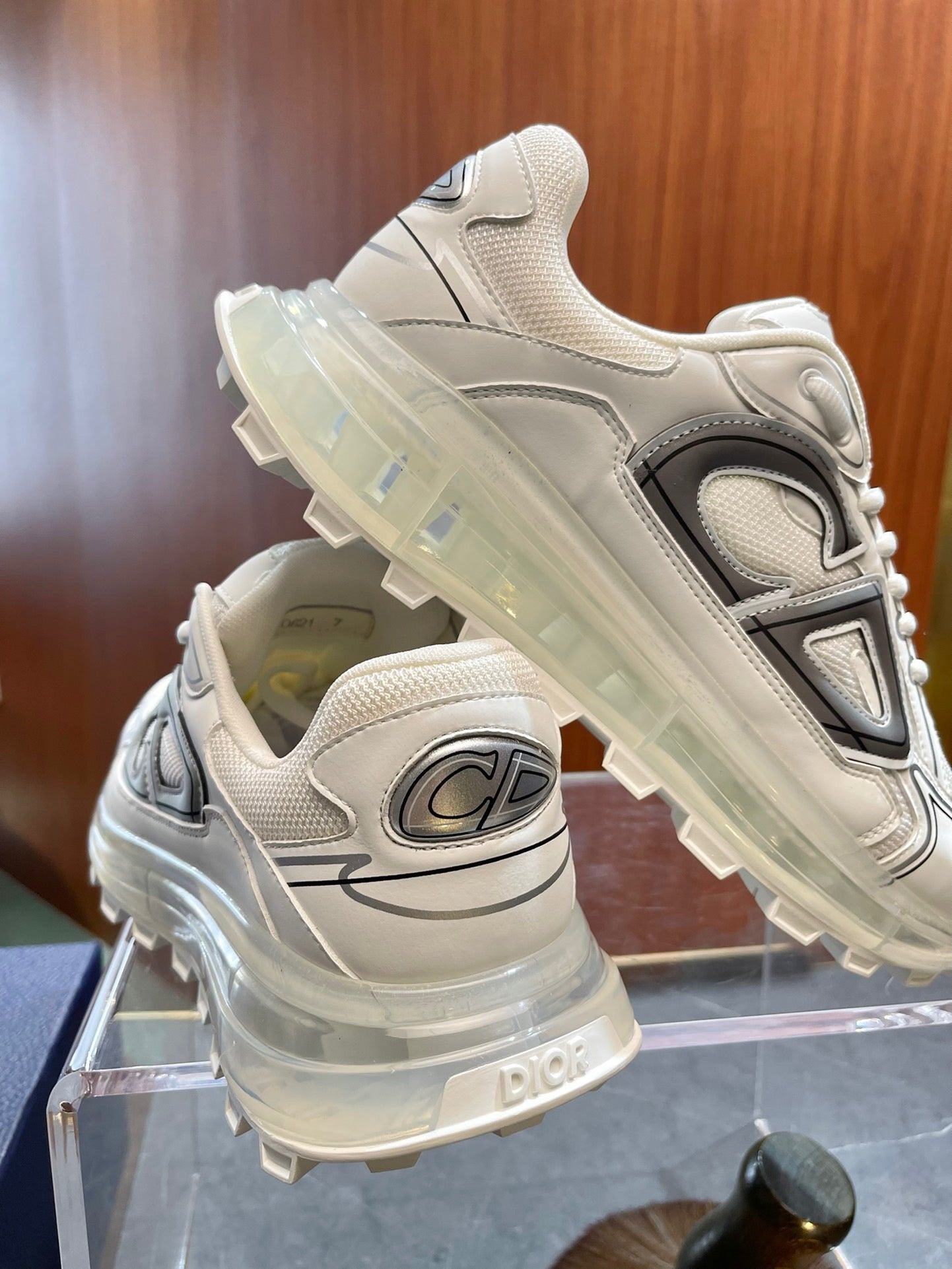 أحذية متعددة الألوان