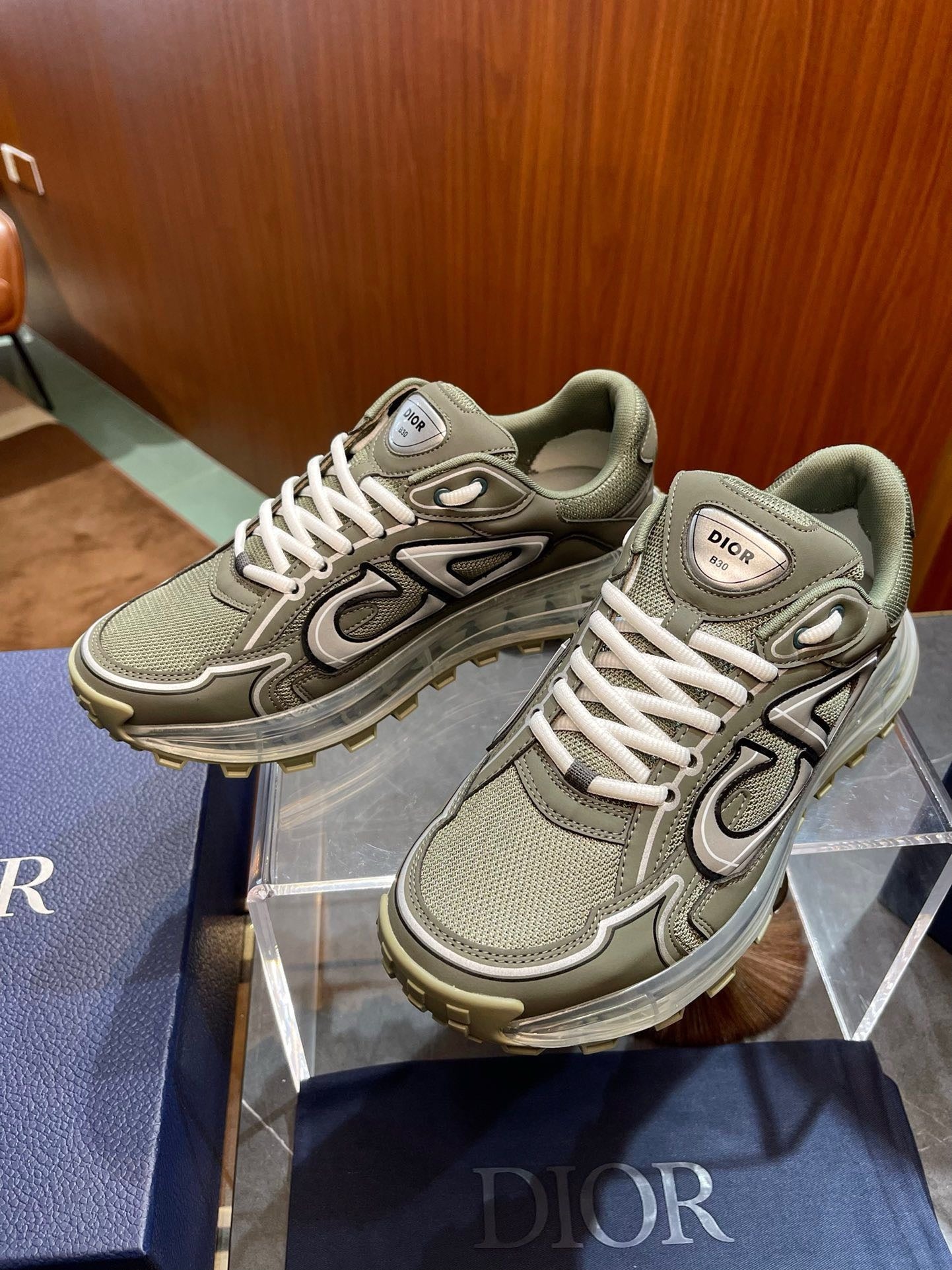 أحذية متعددة الألوان