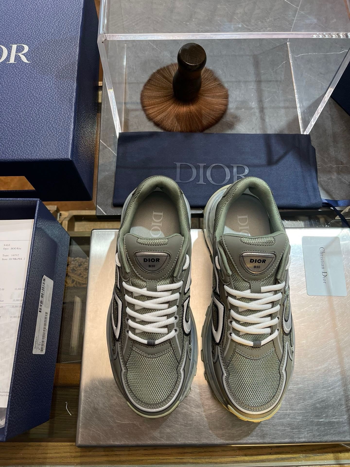 أحذية متعددة الألوان