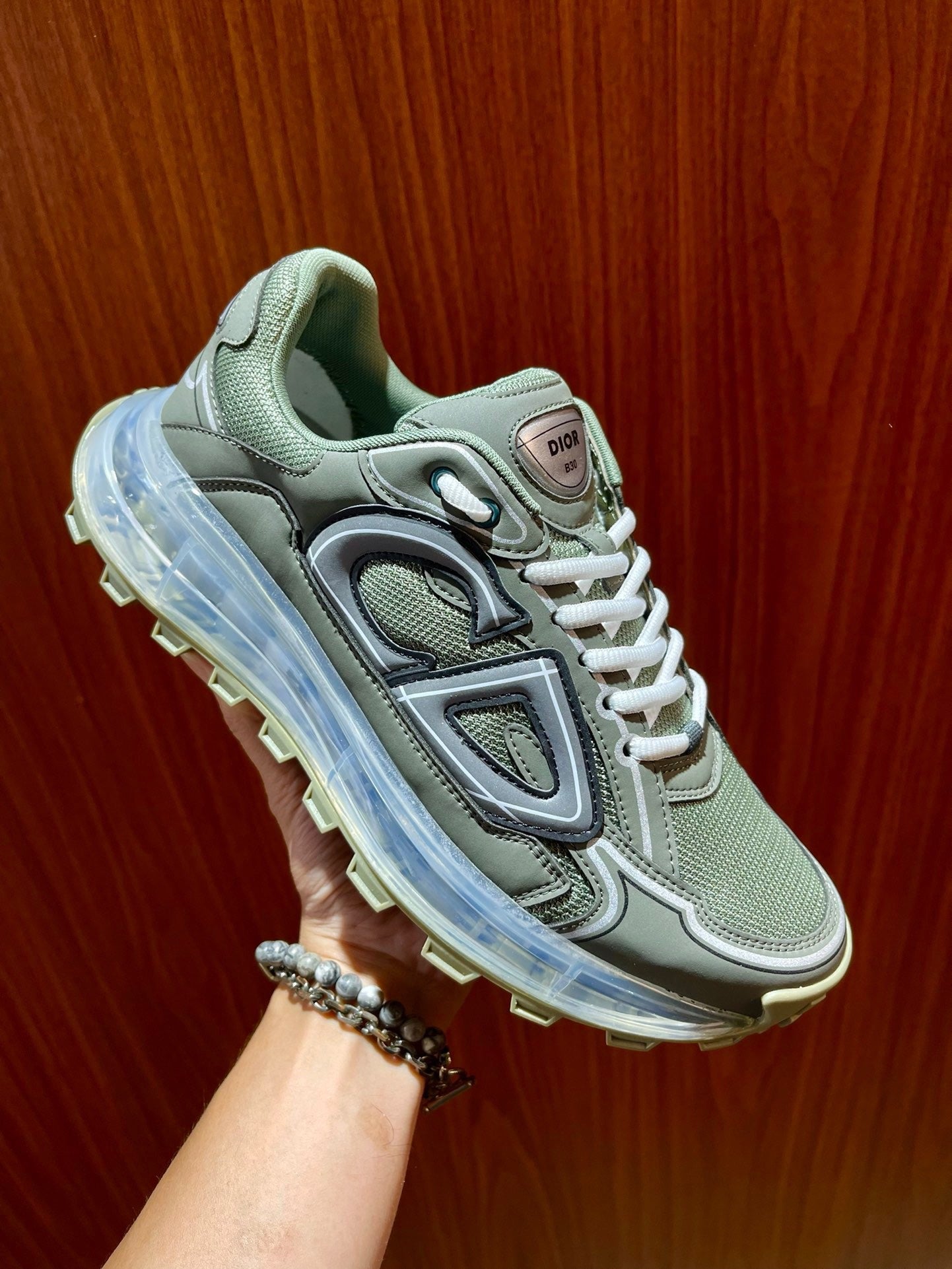 أحذية متعددة الألوان