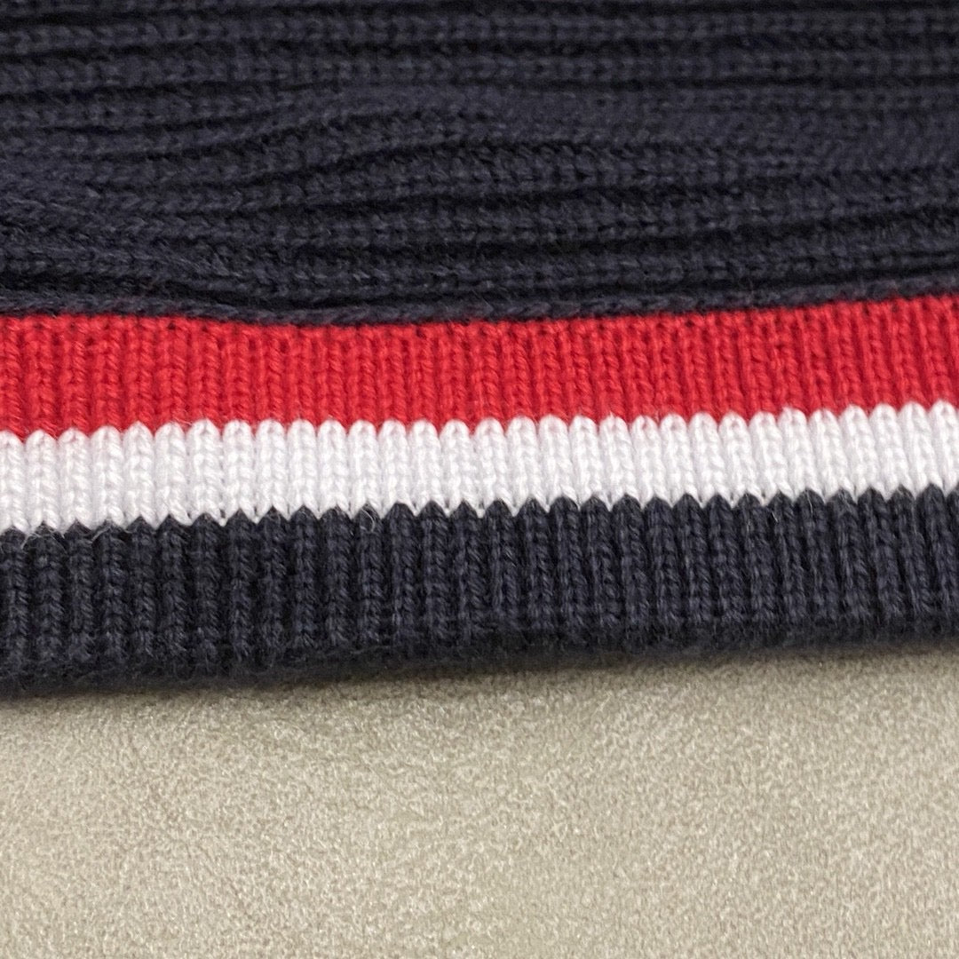 Schwarz-weißer Hoodie