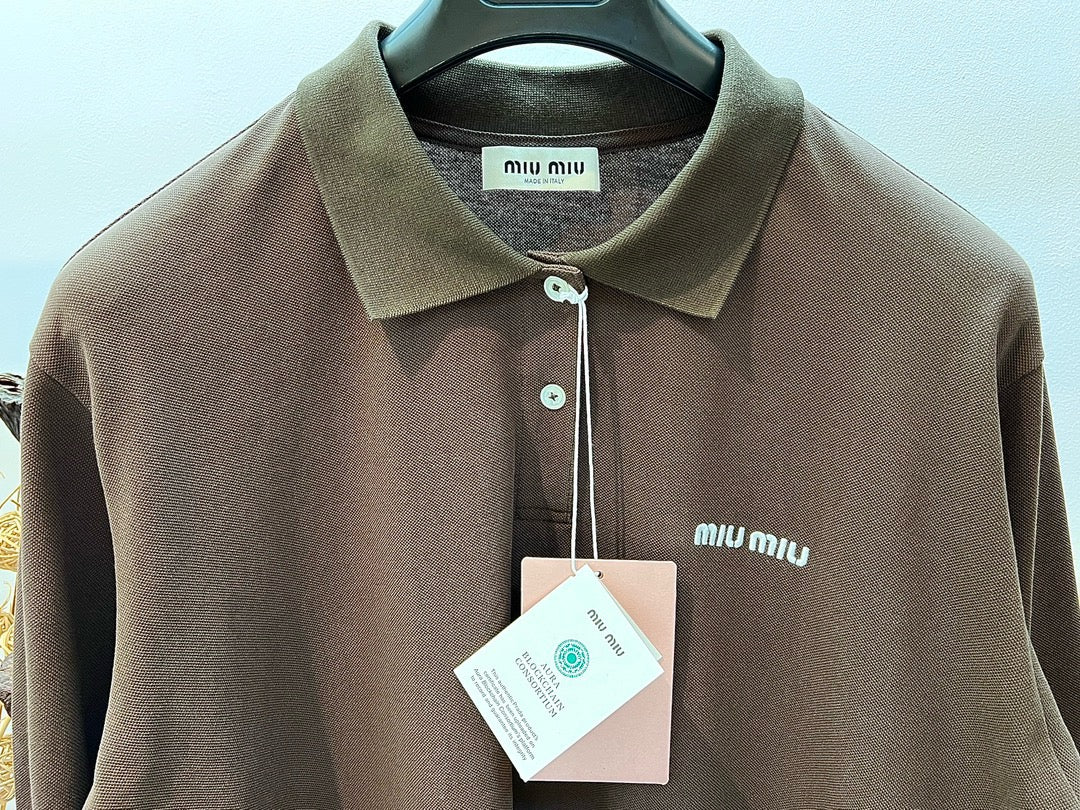 Blaues und braunes Trikot