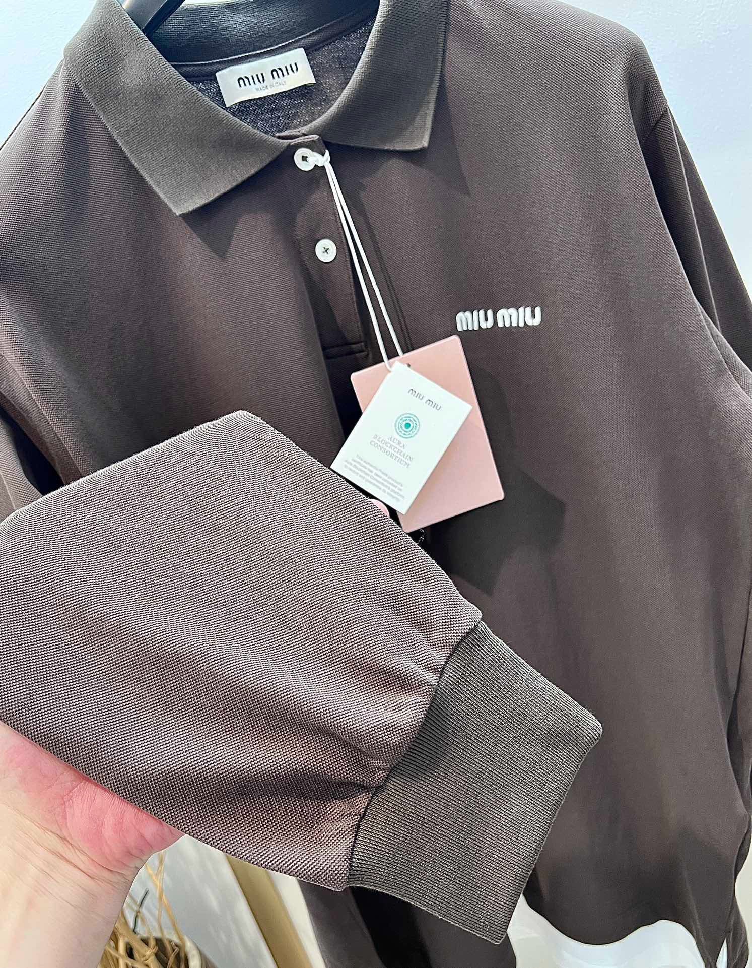 Blaues und braunes Trikot