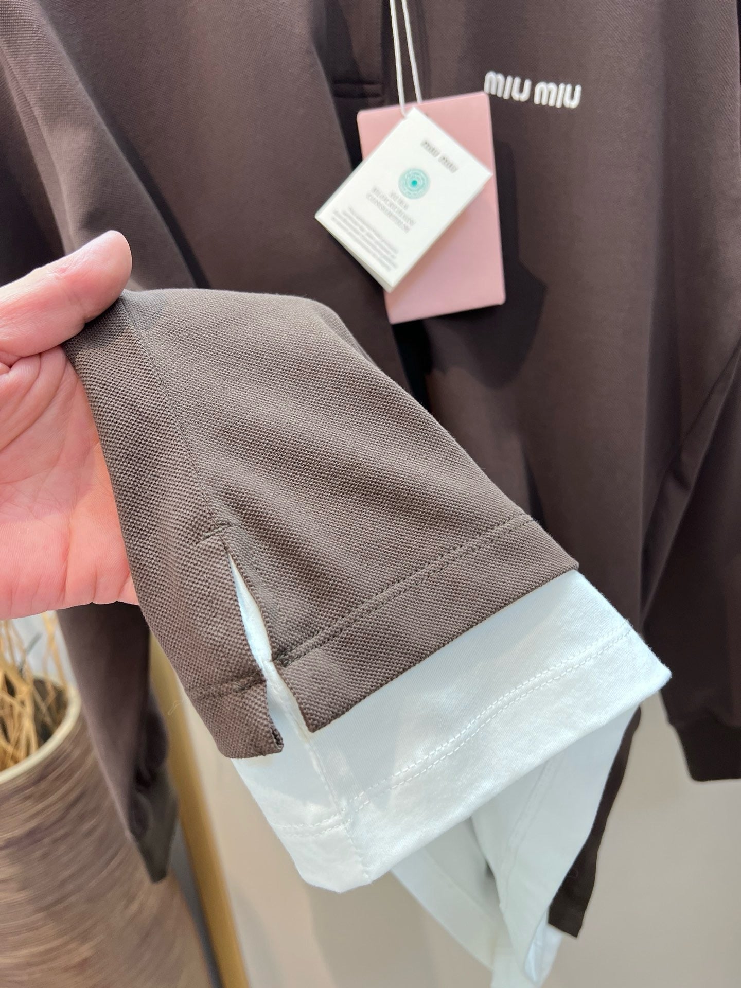 Blaues und braunes Trikot