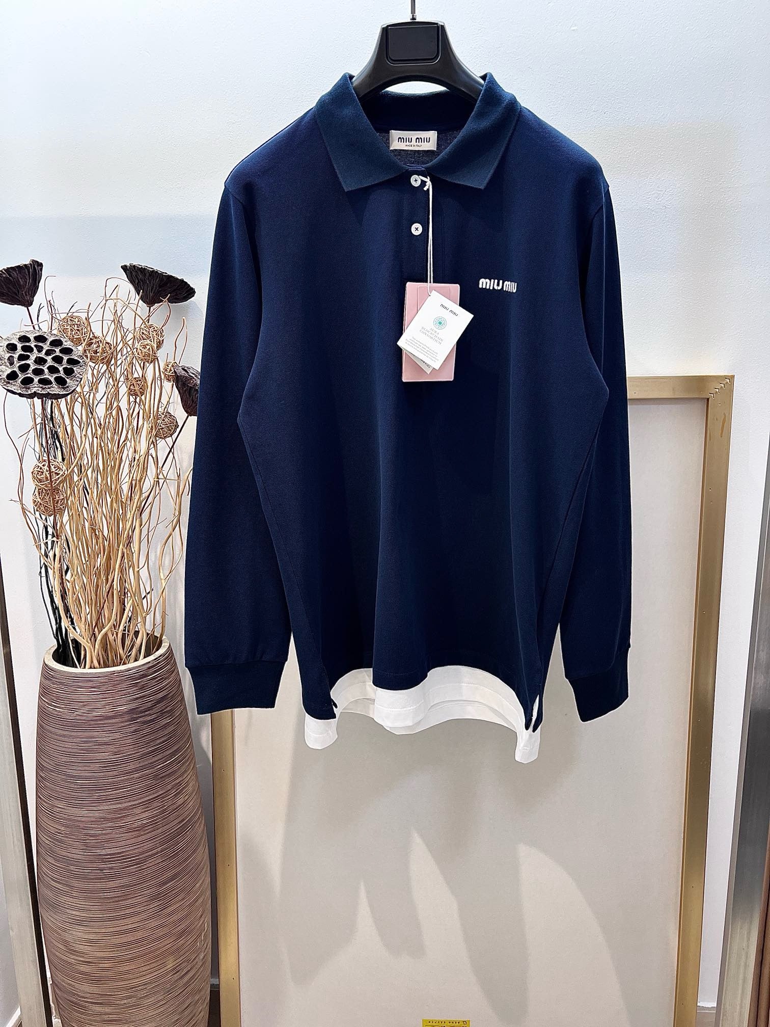 Blaues und braunes Trikot