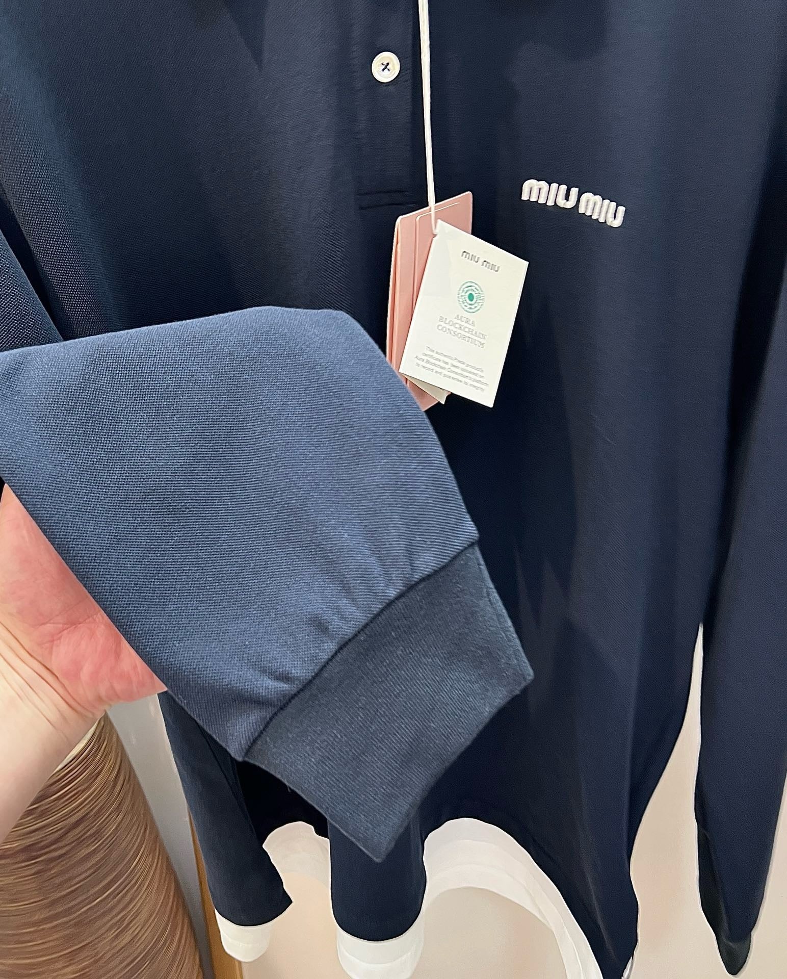 Blaues und braunes Trikot