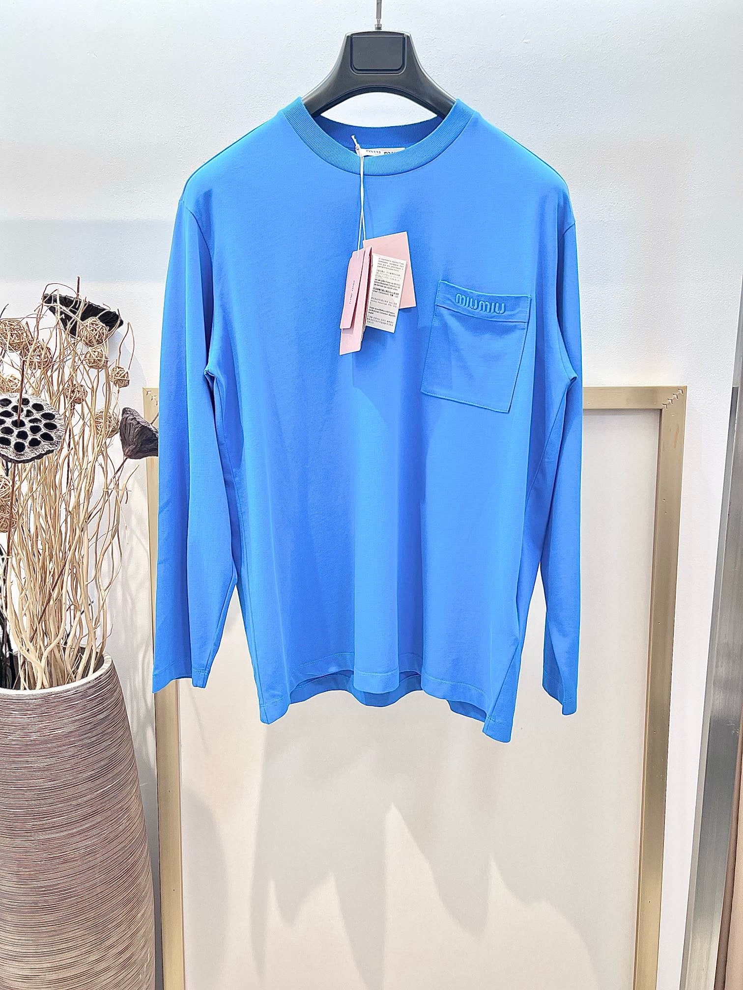 Blaues, weißes und himmelblaues Jersey
