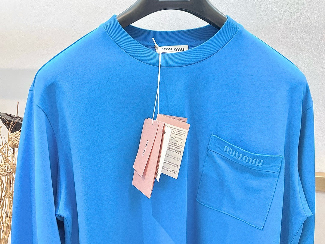 Blaues, weißes und himmelblaues Jersey