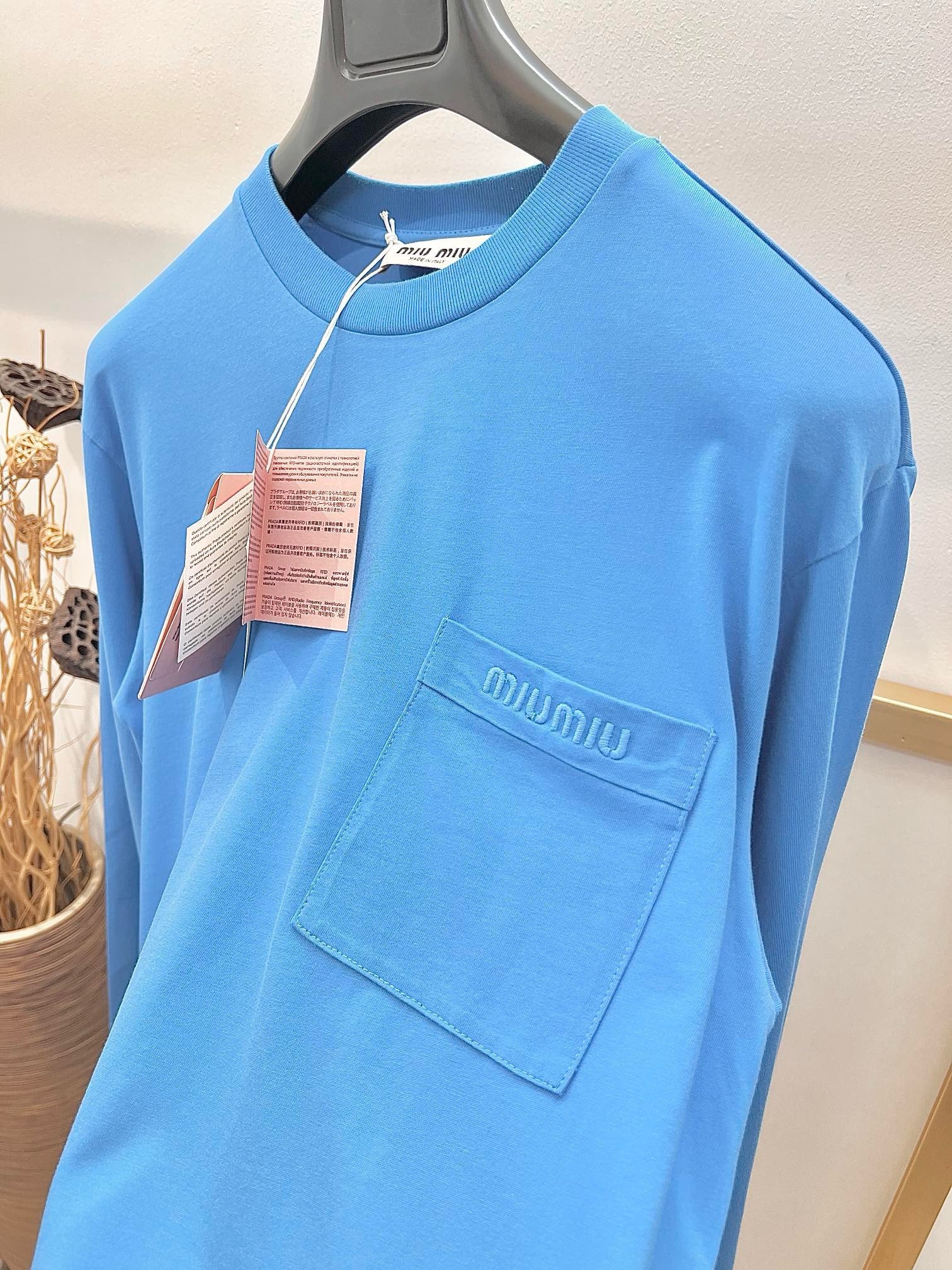 Blaues, weißes und himmelblaues Jersey