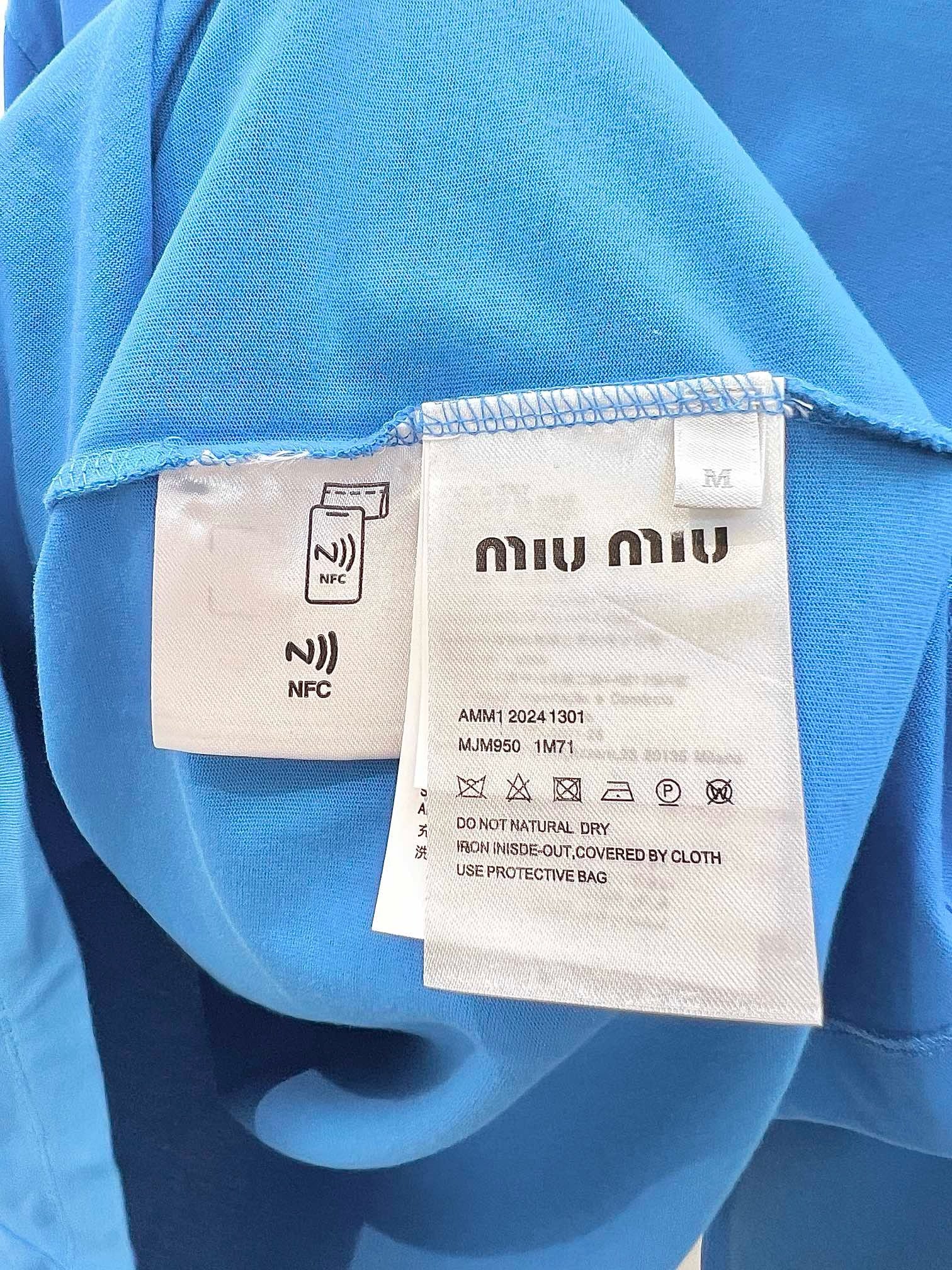 Blaues, weißes und himmelblaues Jersey