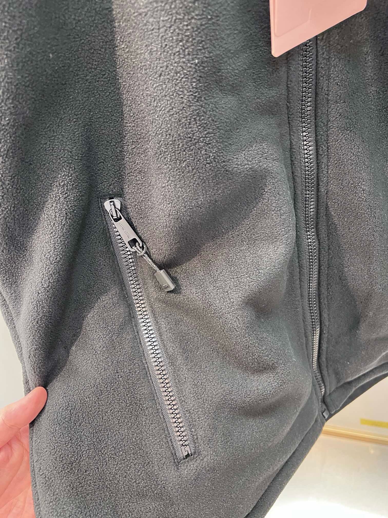Schwarze und graue Weste