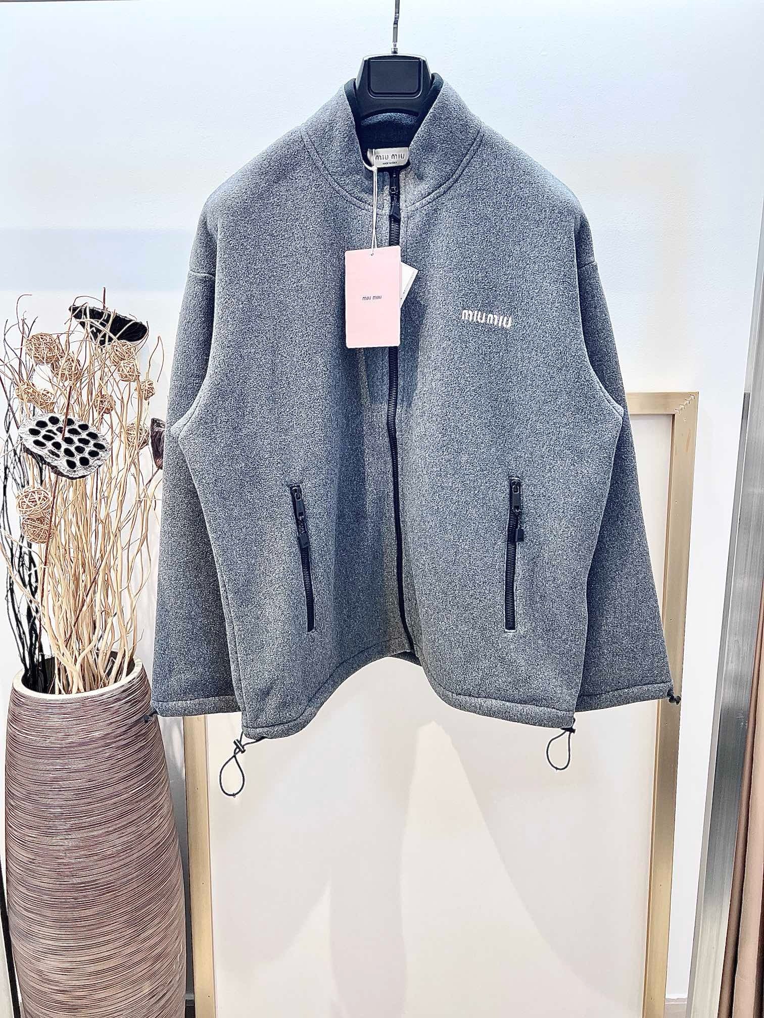 Graue und schwarze Jacke
