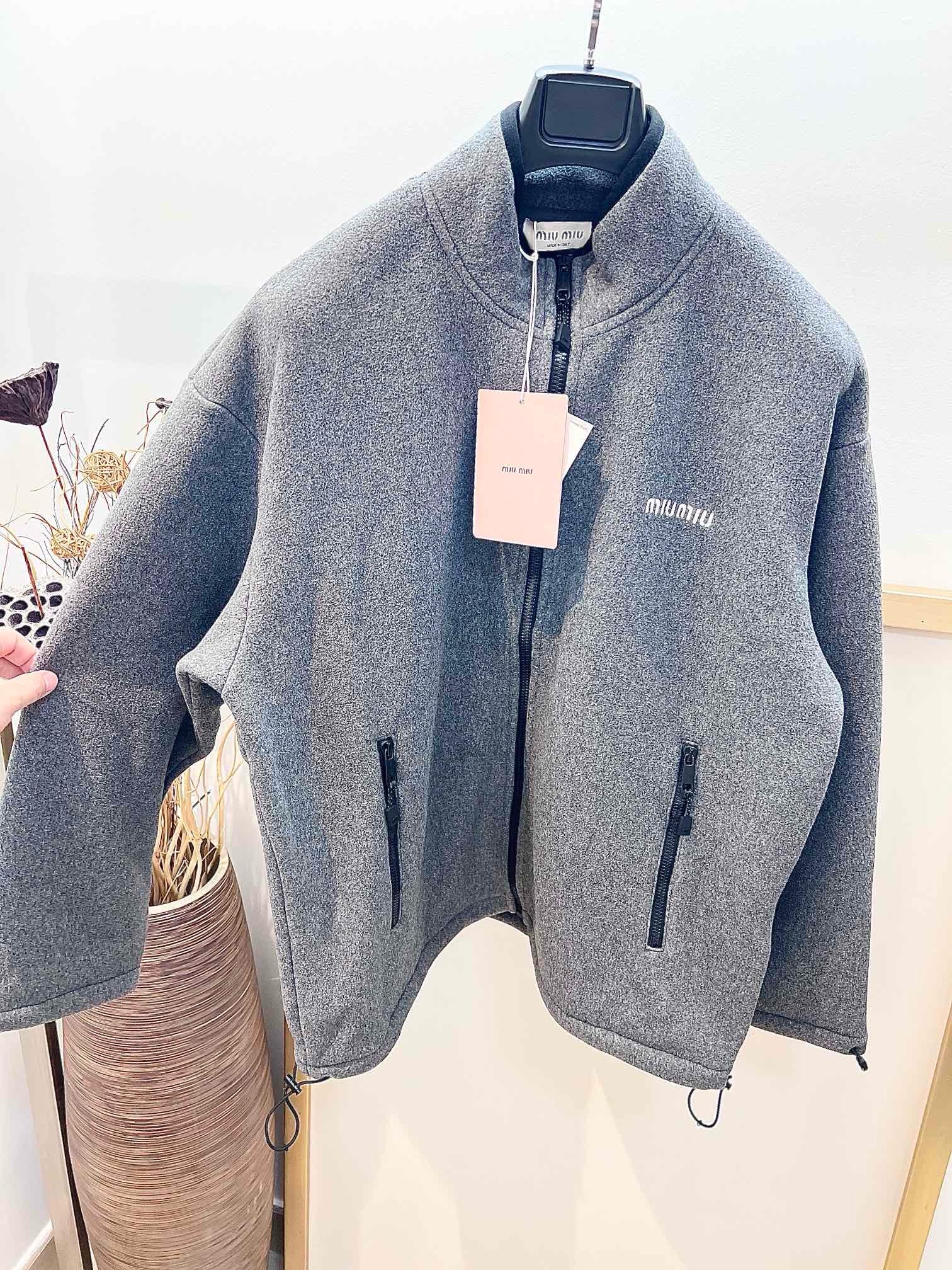 Graue und schwarze Jacke