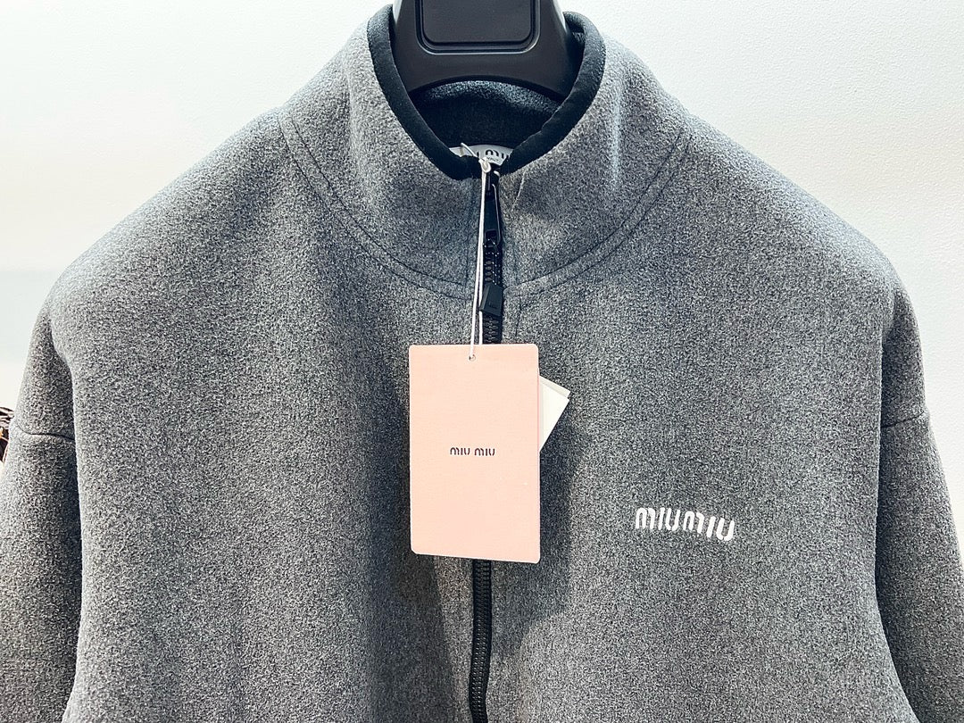 Graue und schwarze Jacke