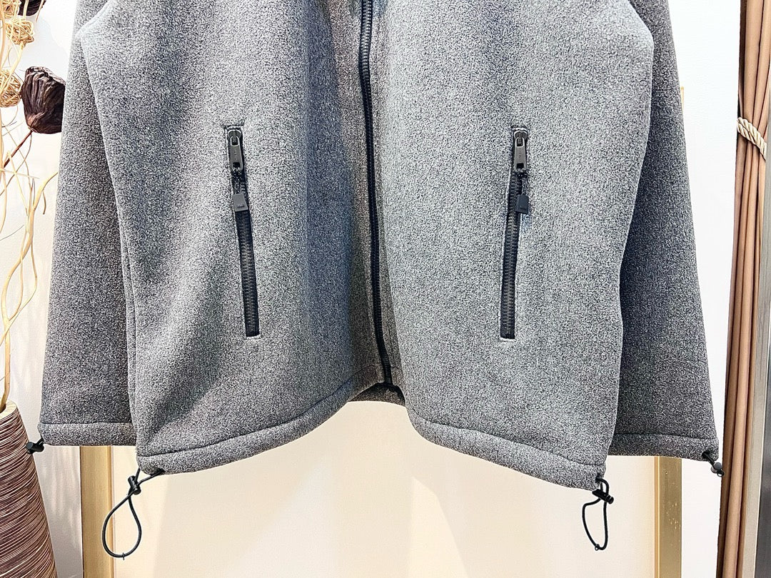 Graue und schwarze Jacke
