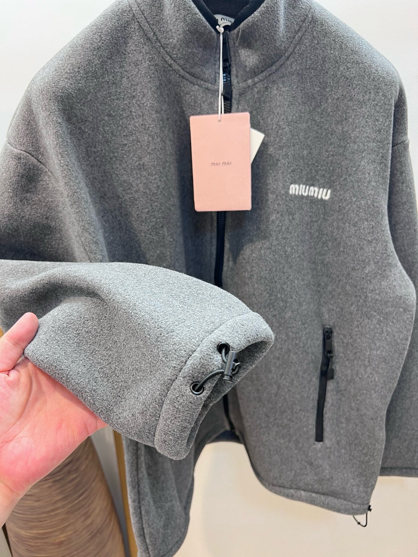 Graue und schwarze Jacke