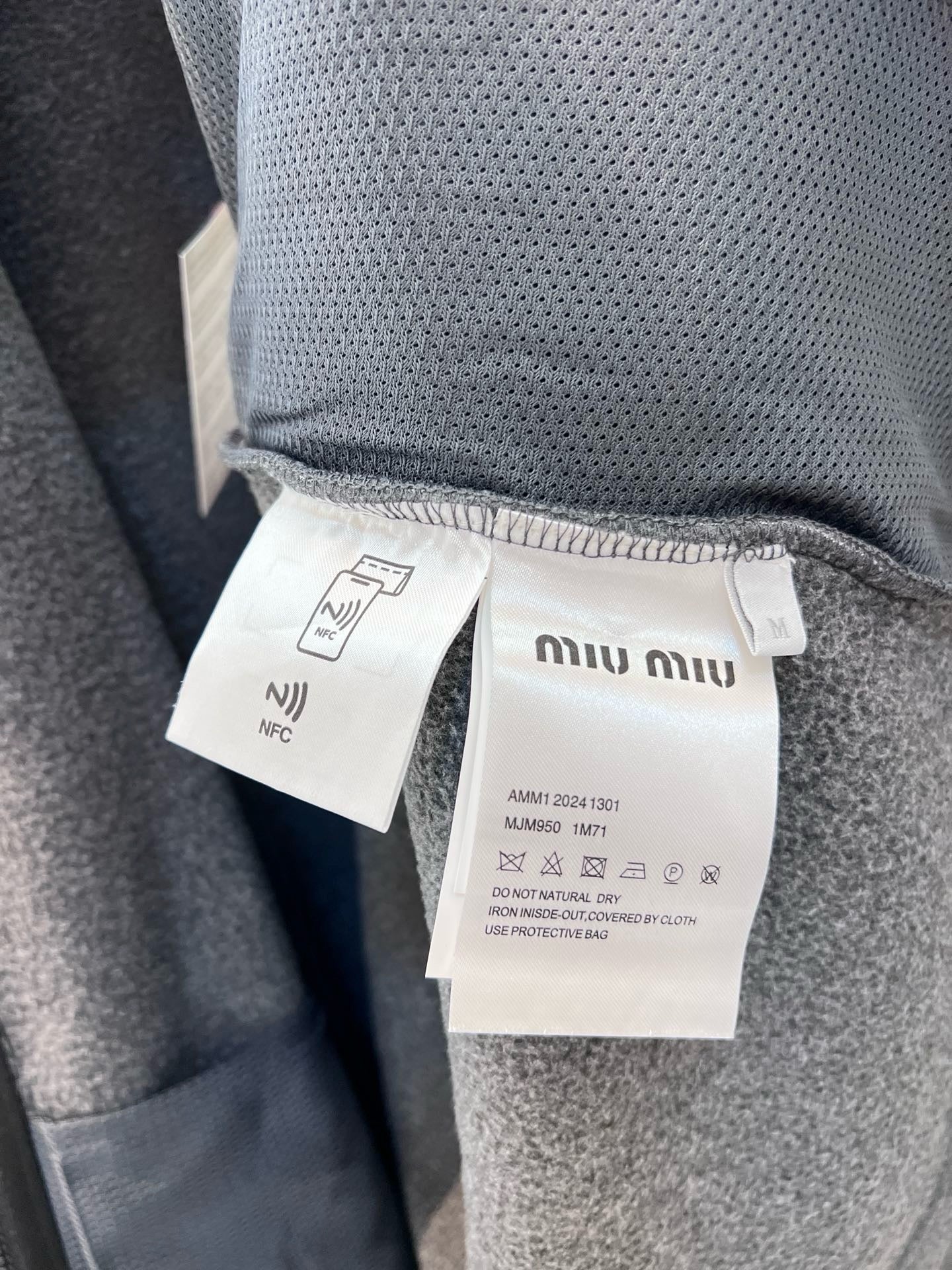 Graue und schwarze Jacke