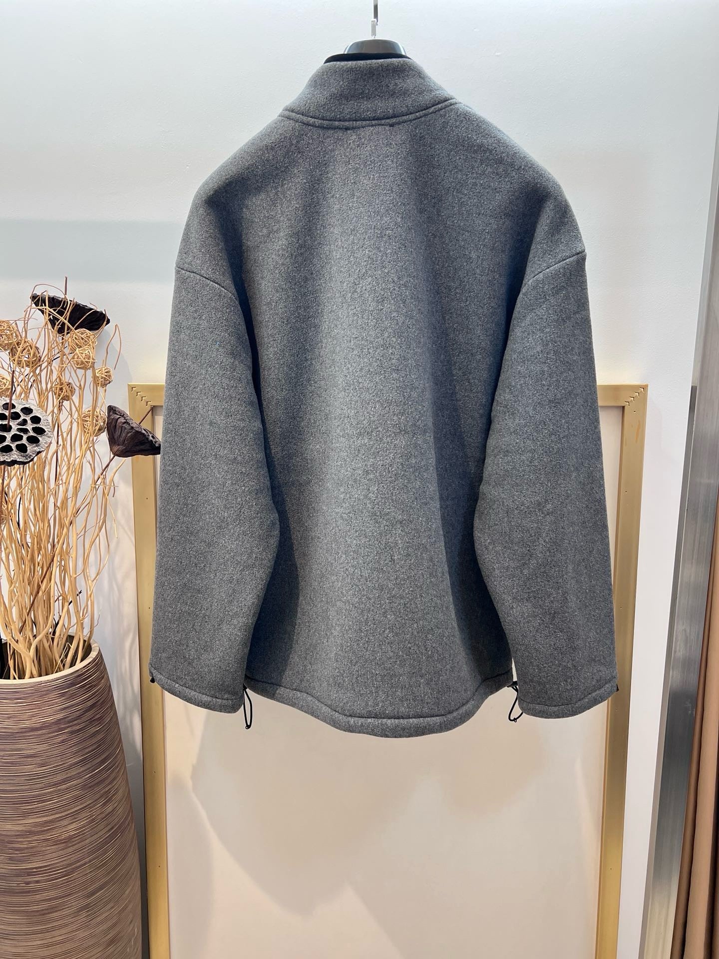 Graue und schwarze Jacke