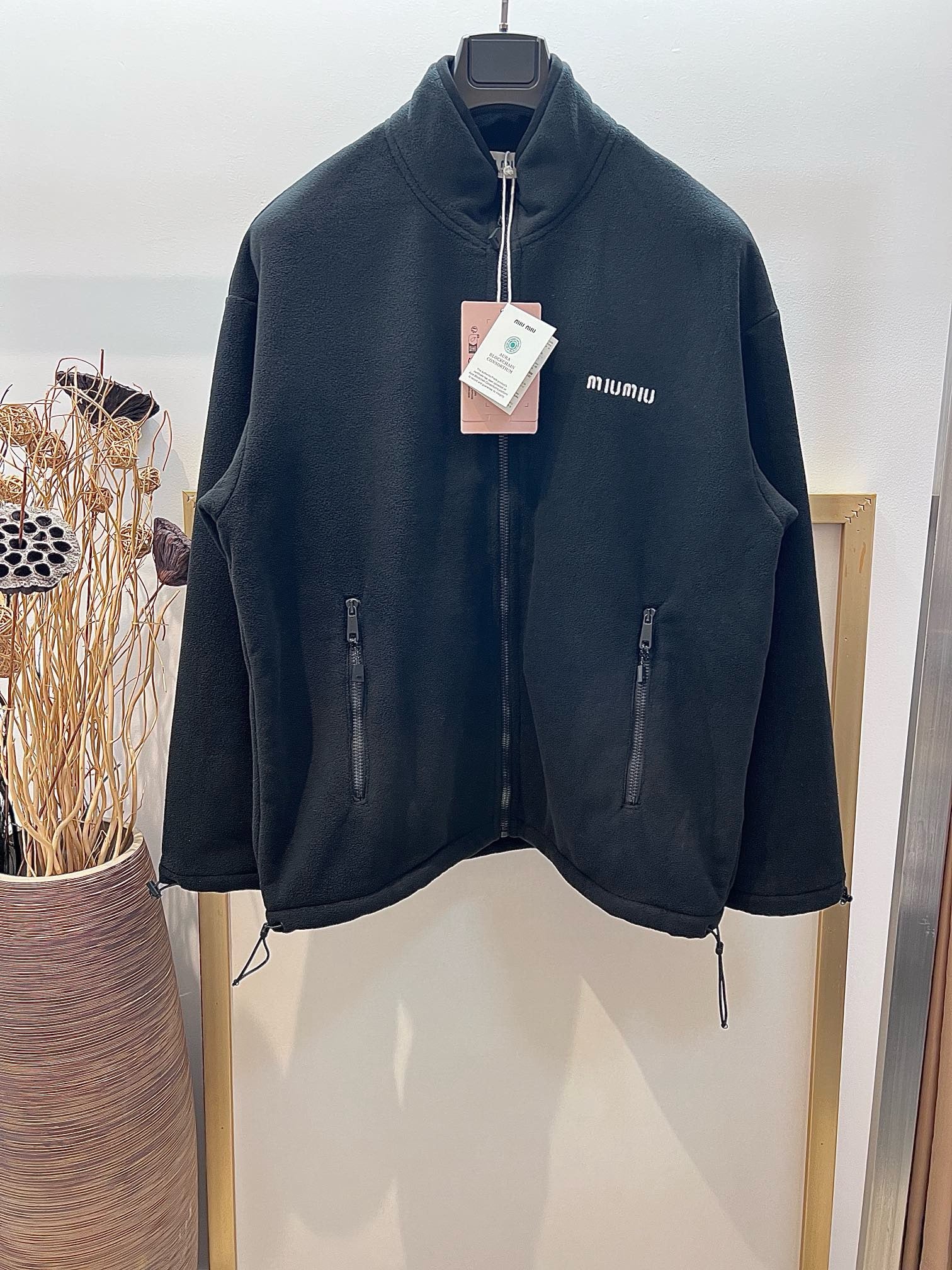 Graue und schwarze Jacke