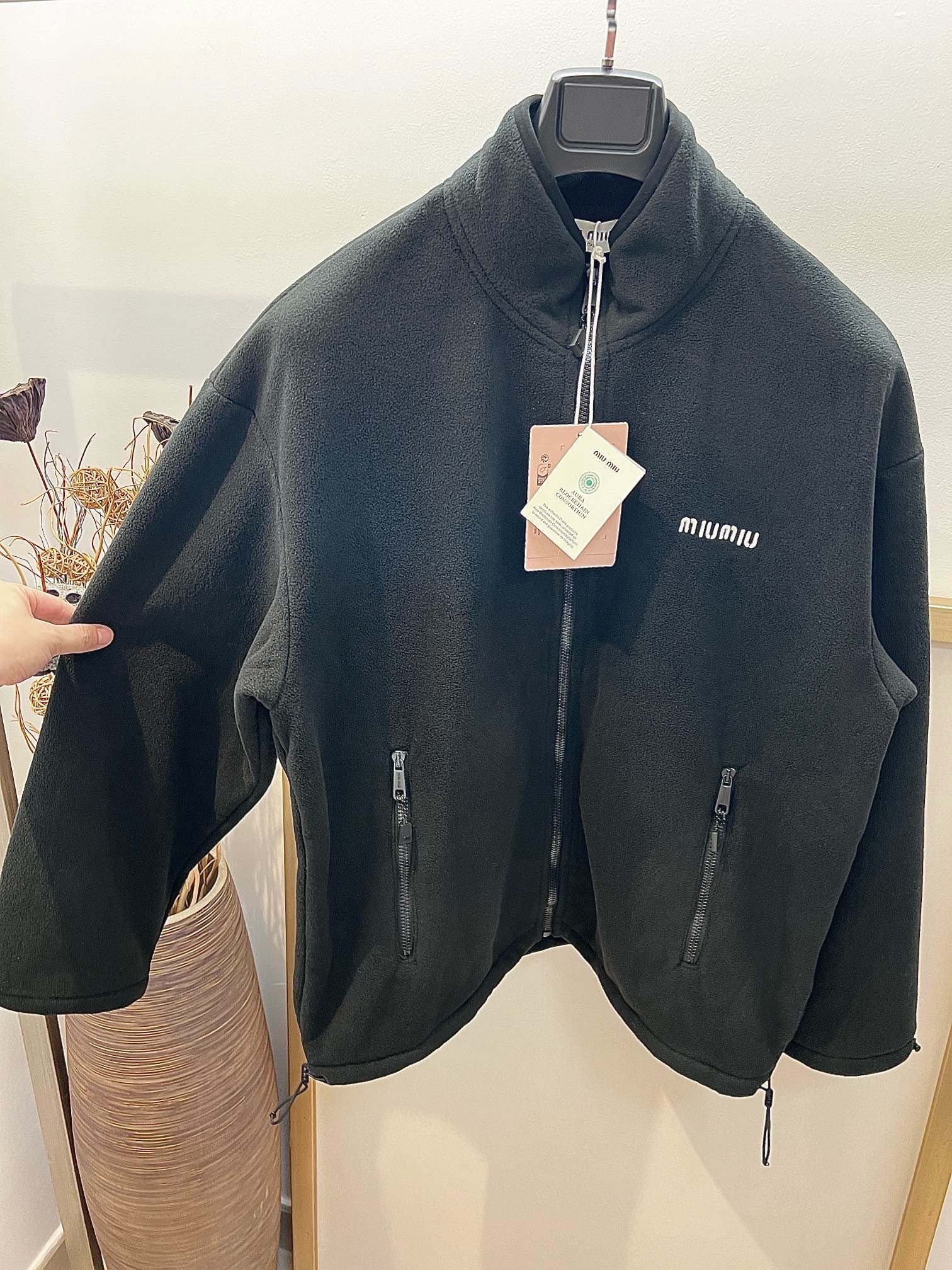 Graue und schwarze Jacke