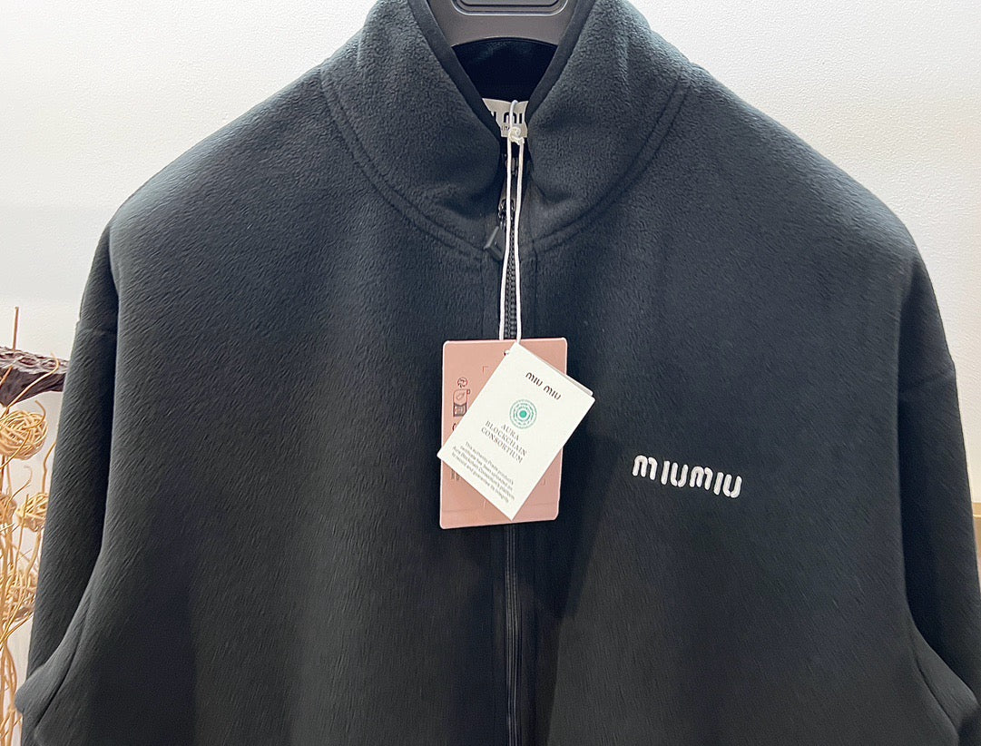 Graue und schwarze Jacke